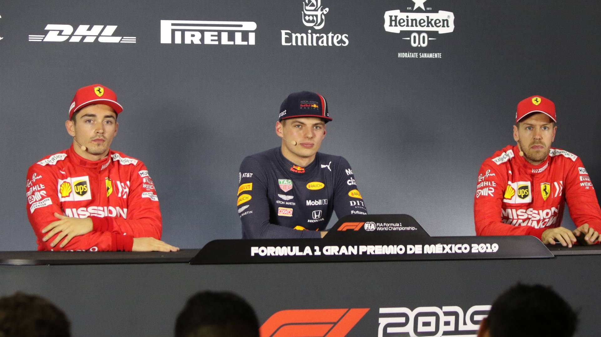 Ferrari es por mucho la escudería favorita, por lo que es el bermellón el que predomina, entre el mar de banderas tricolor (Foto: Cuartoscuro)
