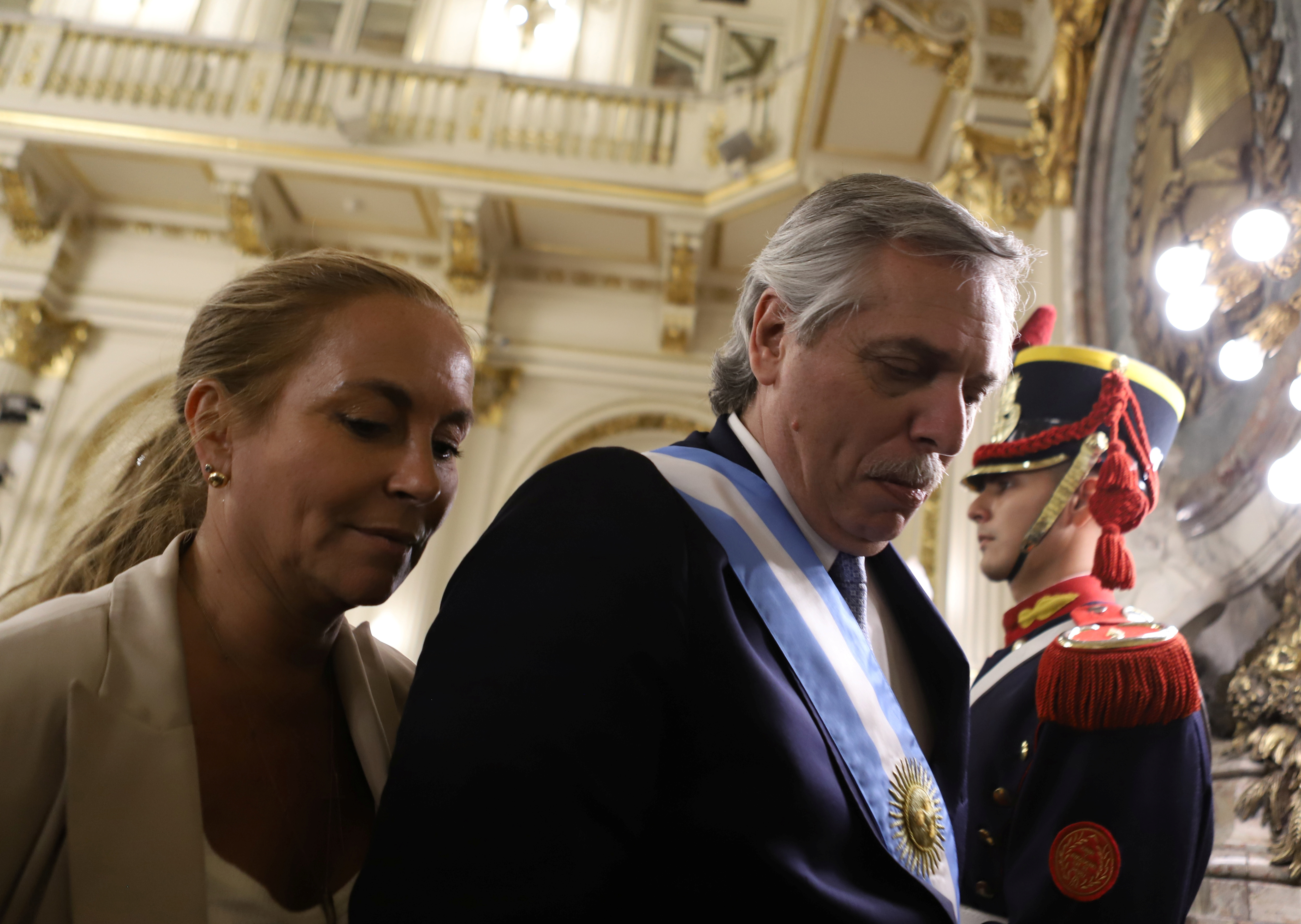 El presidente Alberto Fernández se retira luego de la ceremonia de jura de sus nuevos ministros (Reuters)