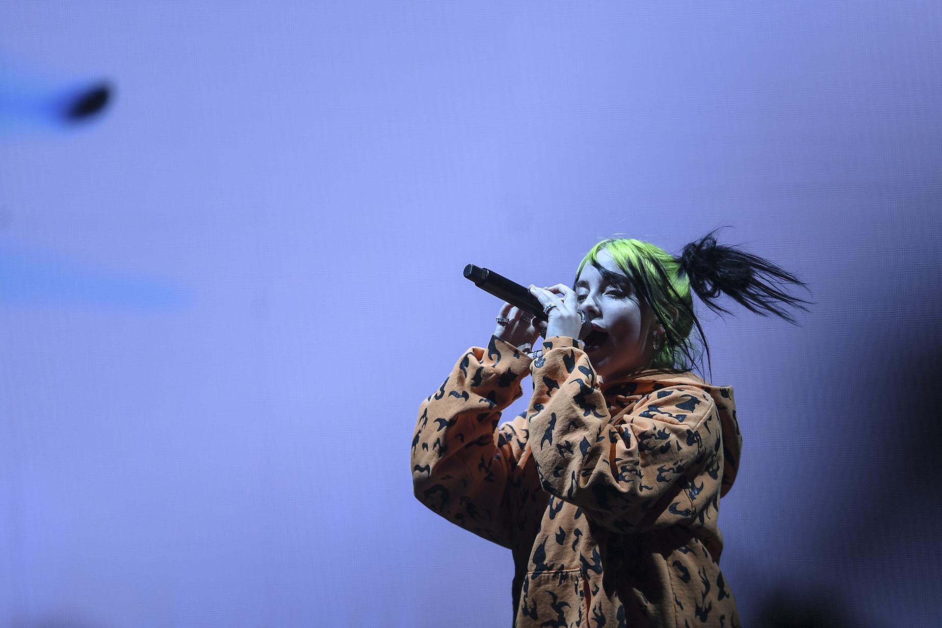 Billie Eilish con sus característicos buzos oversized estampados para ocultar su cuerpo (Photo by PEDRO PARDO / AFP)