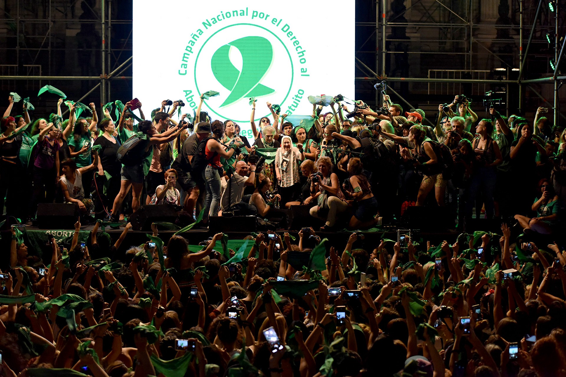 Una marea de pañuelos verdes rodea a Nora Cortiñas