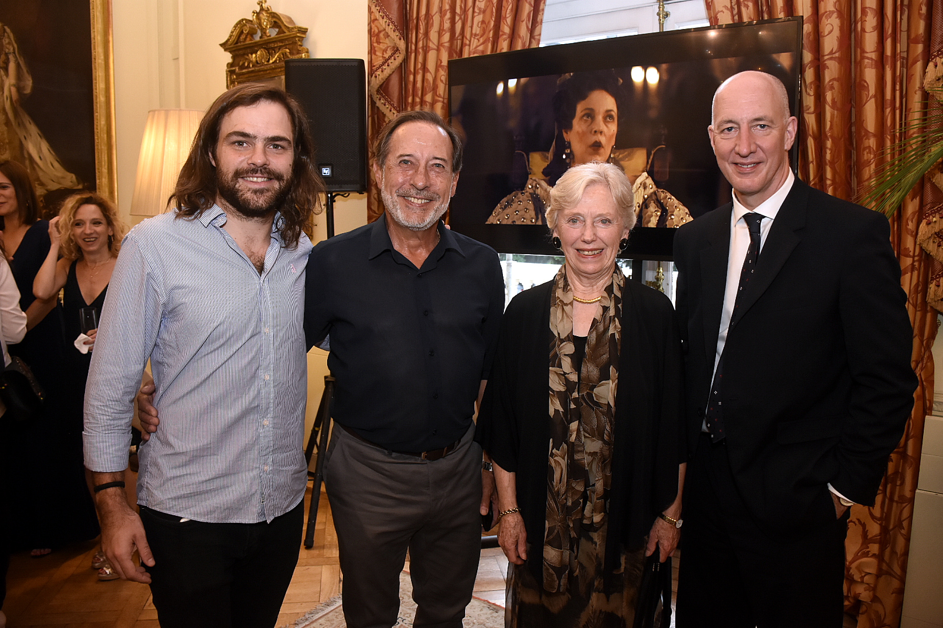 Peter Lanzani y Guillermo Francella junto a la baronesa Gloria Hooper, presidente del Grupo de Amistad Parlamentaria con América Latina, y el embajador británico Mark Kent