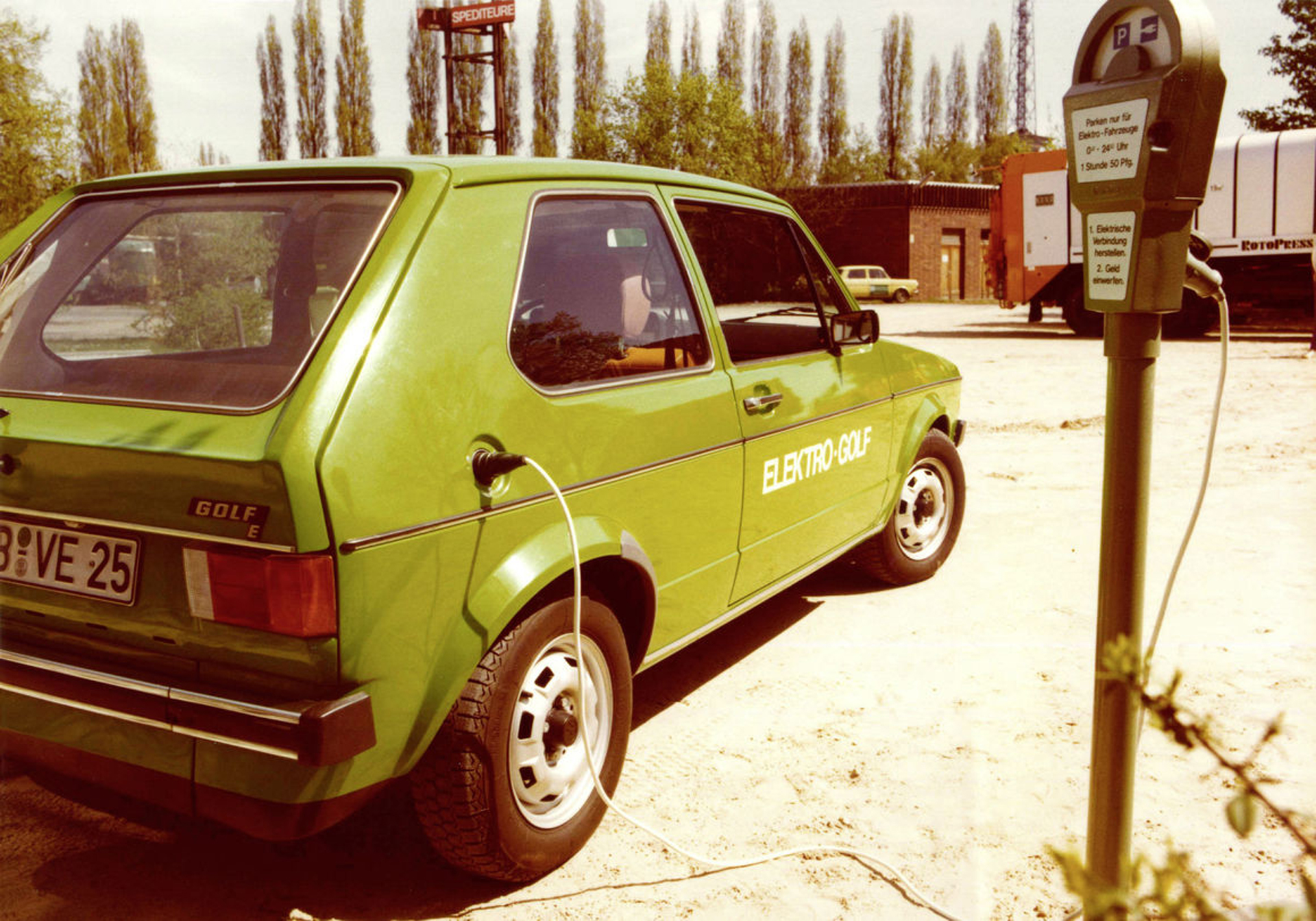 El Elektro Golf I disponía de un cargador que hacía posible cargar las baterías a través de un enchufe
