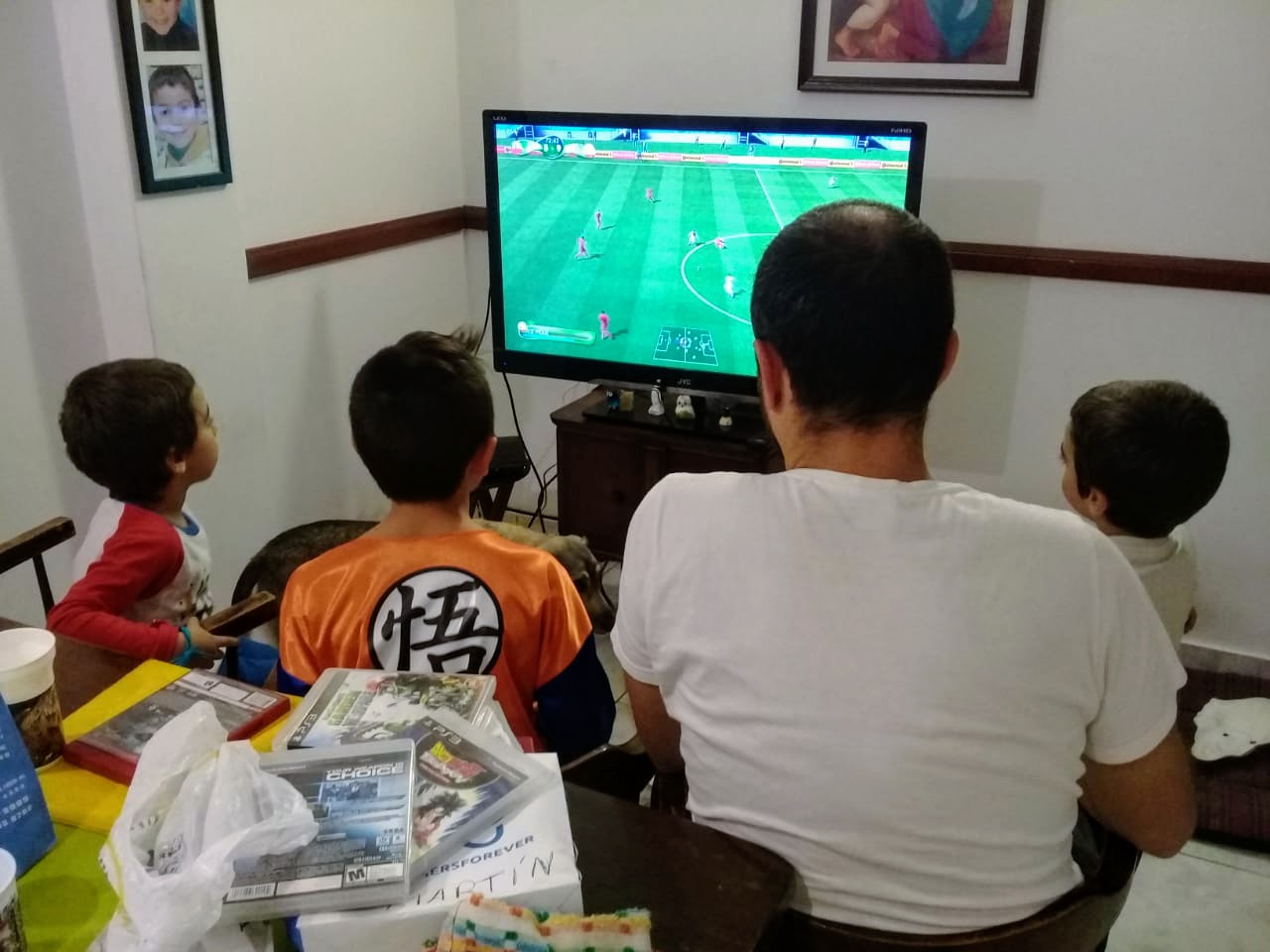 Los mellizos Lautaro y Ramiro junto a su papá. Su mamá no tiene licencia porque es personal de sanidad.