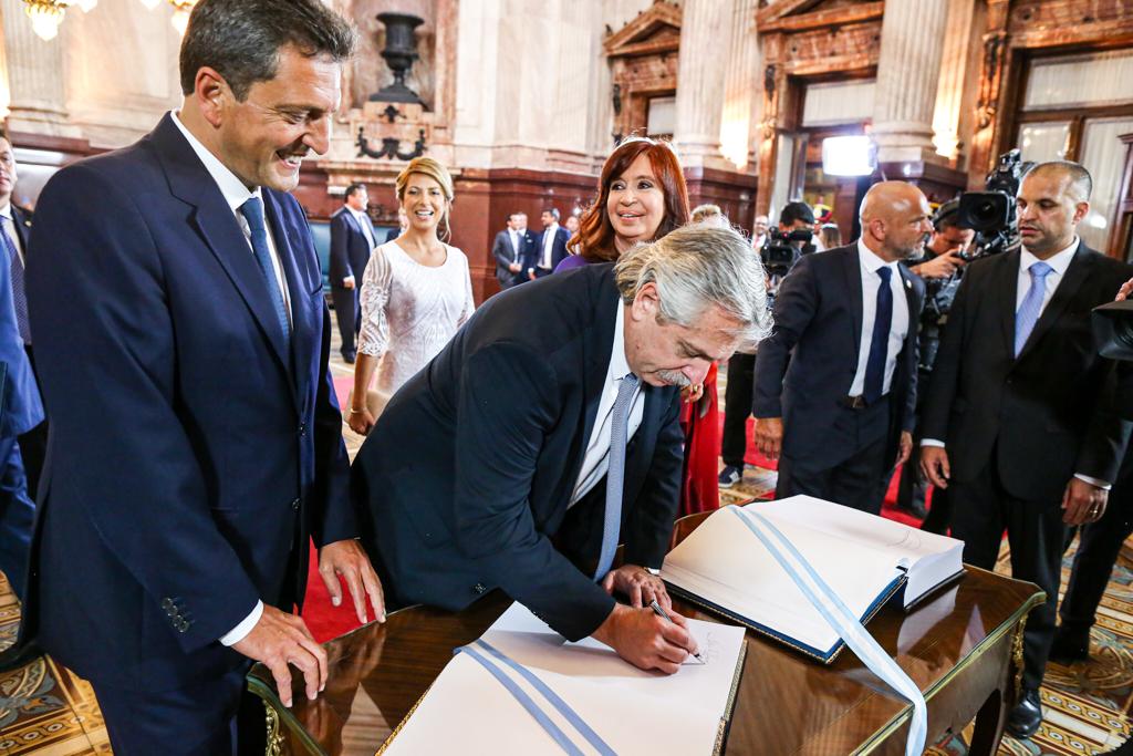 El presidente Alberto Fernández al ingresar el Congreso