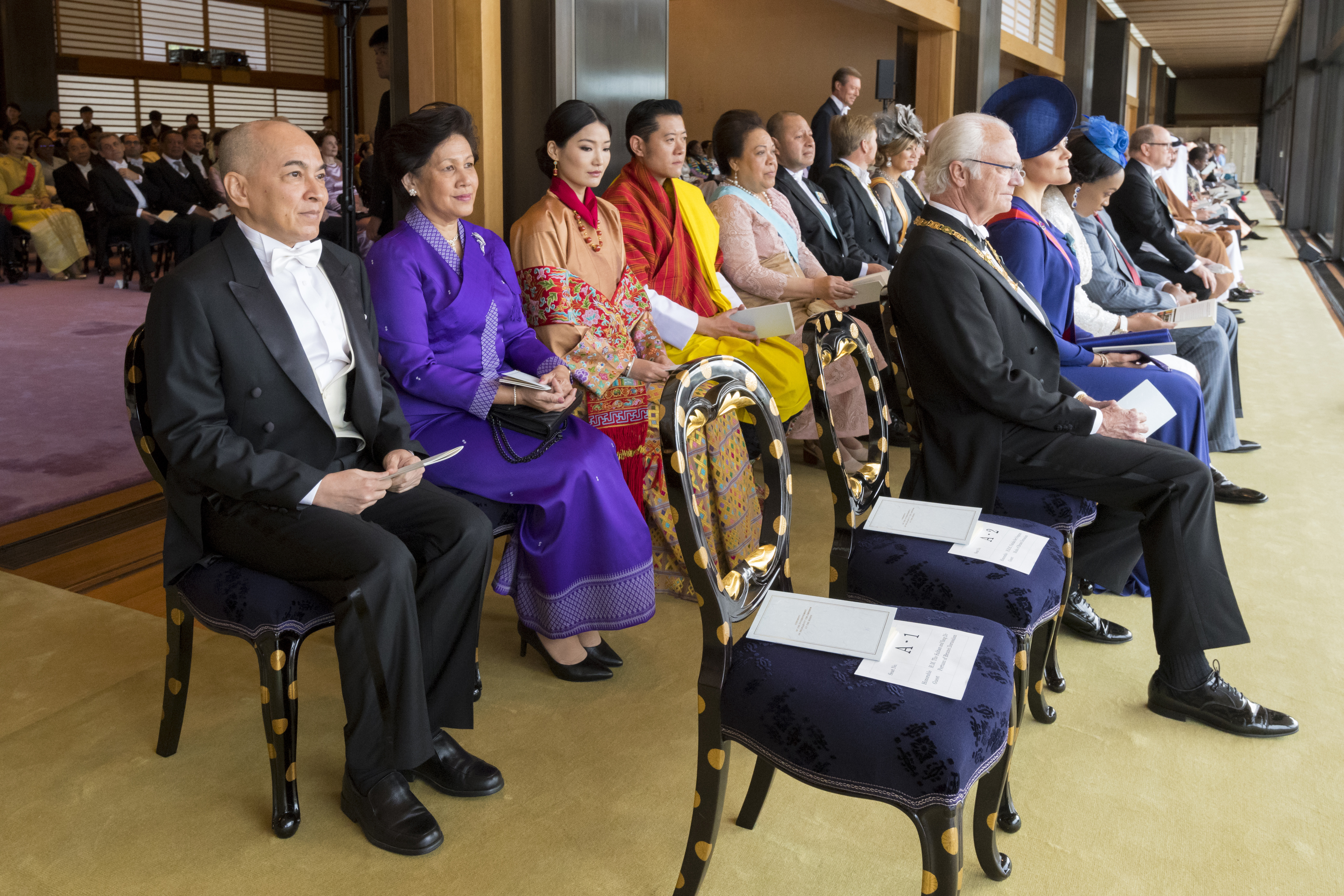  Esta foto se muestra al rey sueco Carl XVI Gustaf (primera fila izquierda) y a su hija, la princesa heredera Victoria (primera fila, segunda a la izquierda), el rey de Camboya, Norodom Sihamoni (segunda fila derecha), el rey de Bután, Jigme Khesar Namgyel Wangchuck (segunda fila, cuarto a la izquierda) y la reina Jetsun Pema (segunda fila, tercera a la izquierda) (AFP) 