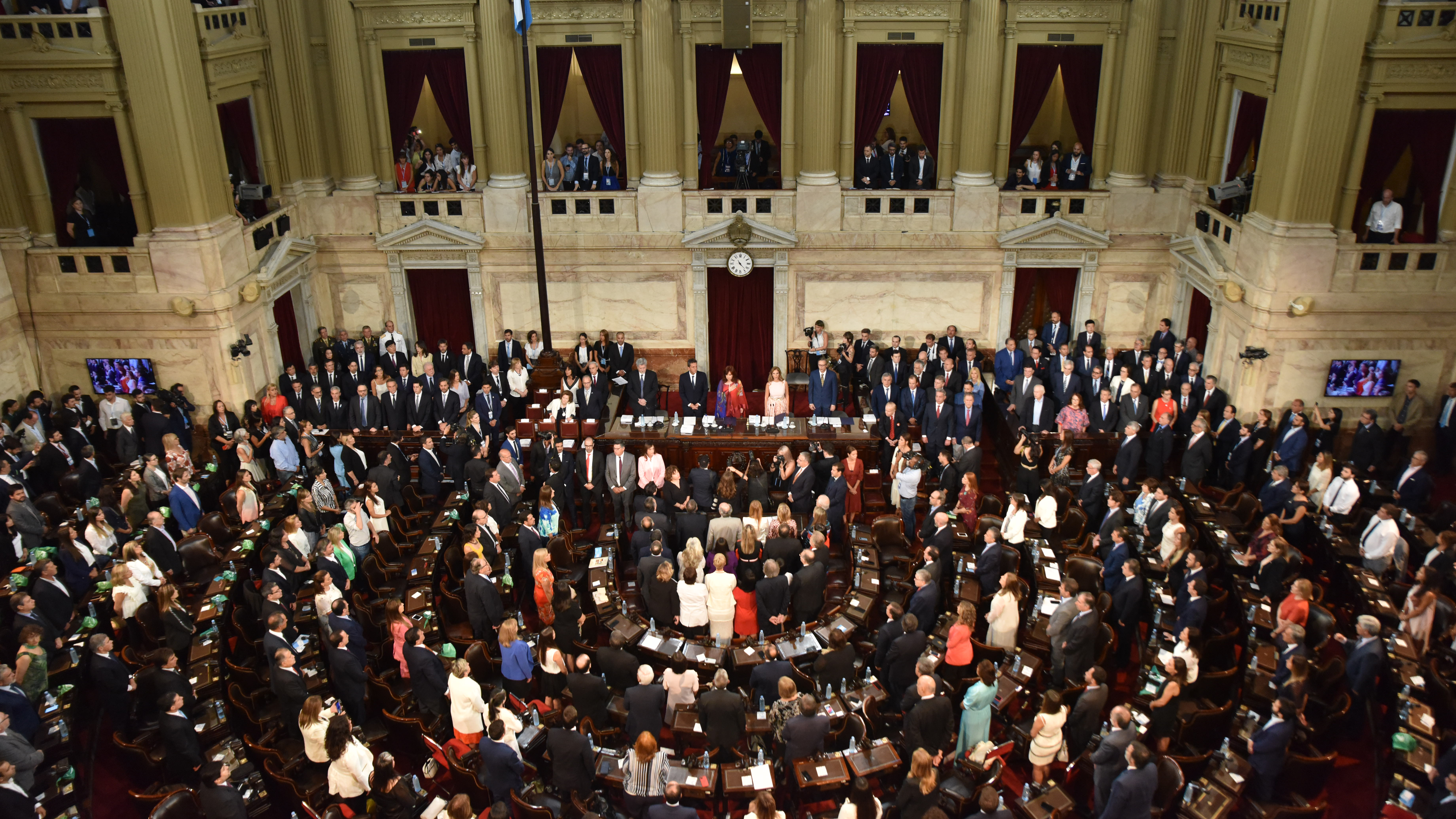 Cristina Kirchner abrió la Asamblea Legislativa, acompañada del presidente de la Cámara de Diputados, Sergio Massa. Luego se entonó el himno nacional argentino, se votó la conformación de las comisiones y, posteriormente, convocó a un cuarto intermedio para esperar el arribo del presidente Alberto Fernández