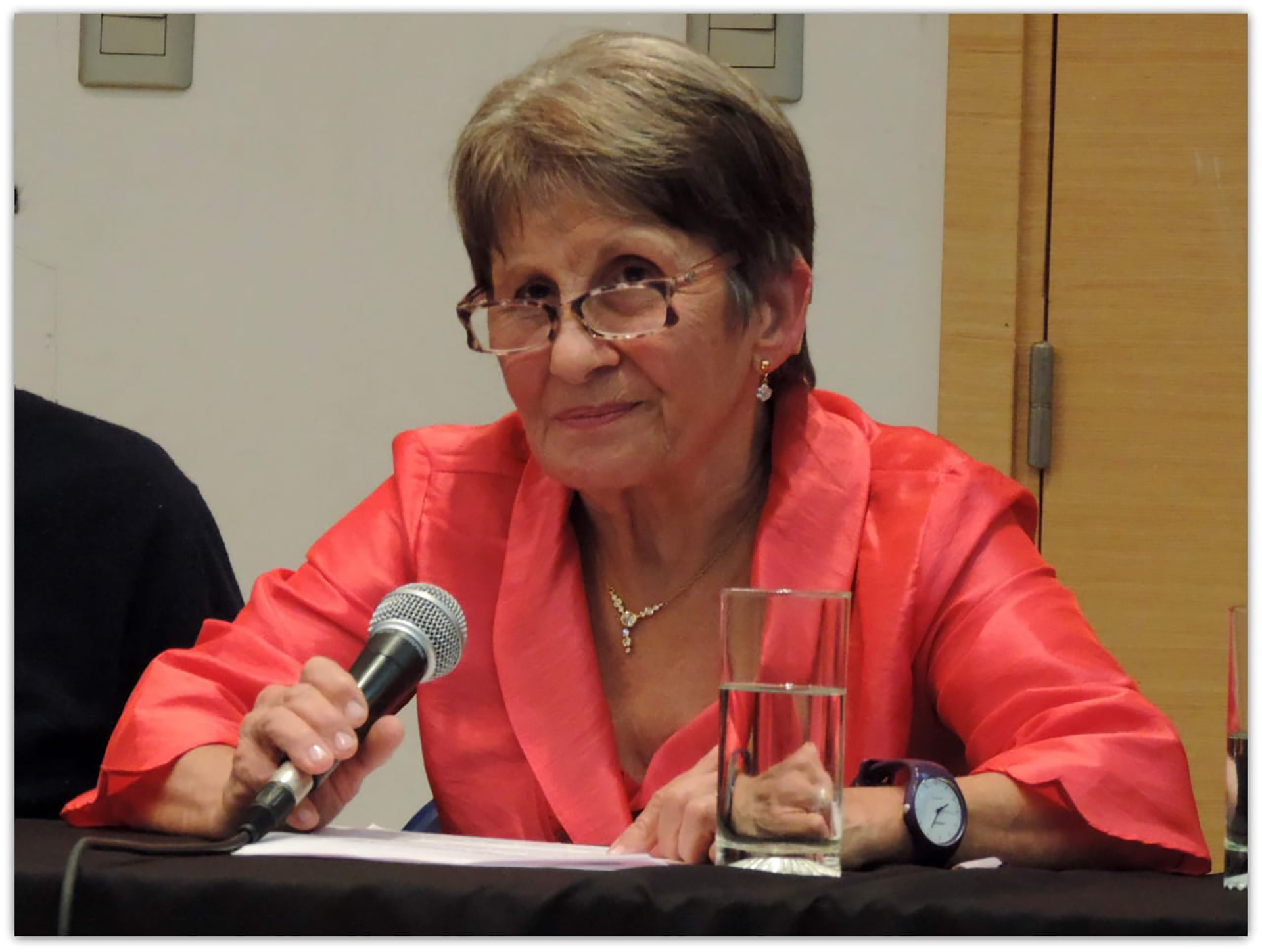 "La infancia de Aurelia fue la de María Rosa: muy triste. Porque a esa inadecuación que provoca la hipoacusia se agregó mi extranjería. Casi todo lo que cuento de la infancia y la adolescencia de Aurelia es real. Muy duro porque yo no sólo era inmigrante pobre sino gallega". (María Rosa Iglesias)