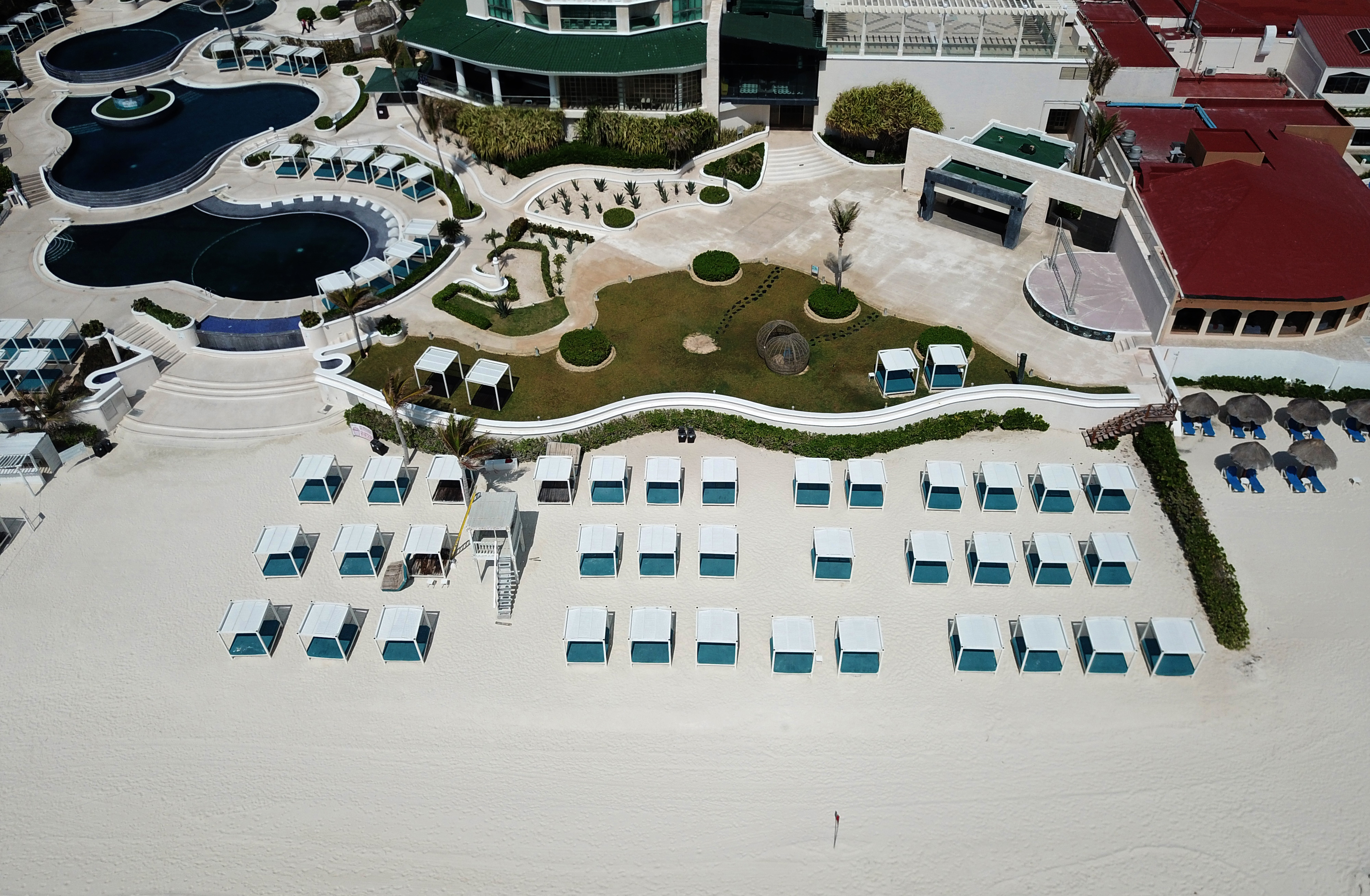 Vista aérea de un centro turístico vacío en Cancún, estado de Quintana Roo, México, el 28 de marzo de 2020.