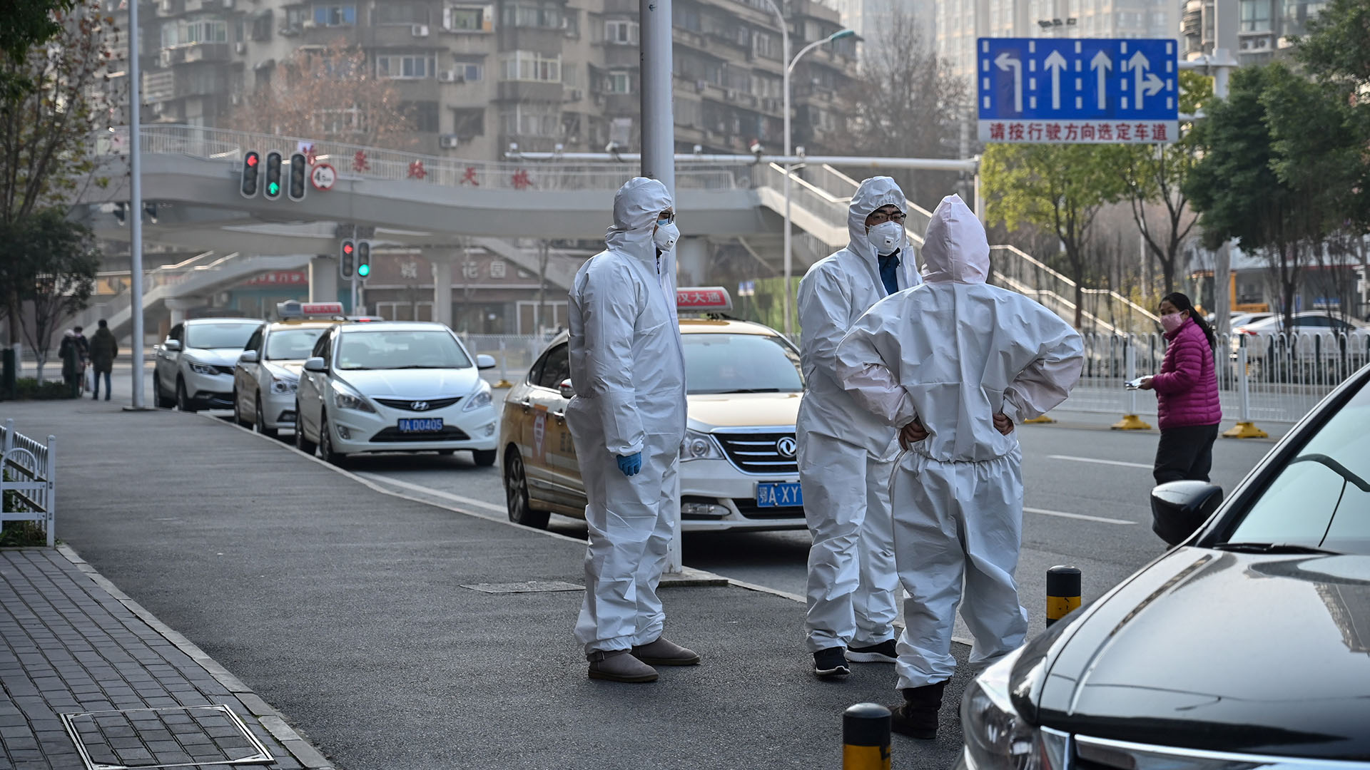 Tres personas con trajes llegaron al lugar (Héctor RETAMAL / AFP)