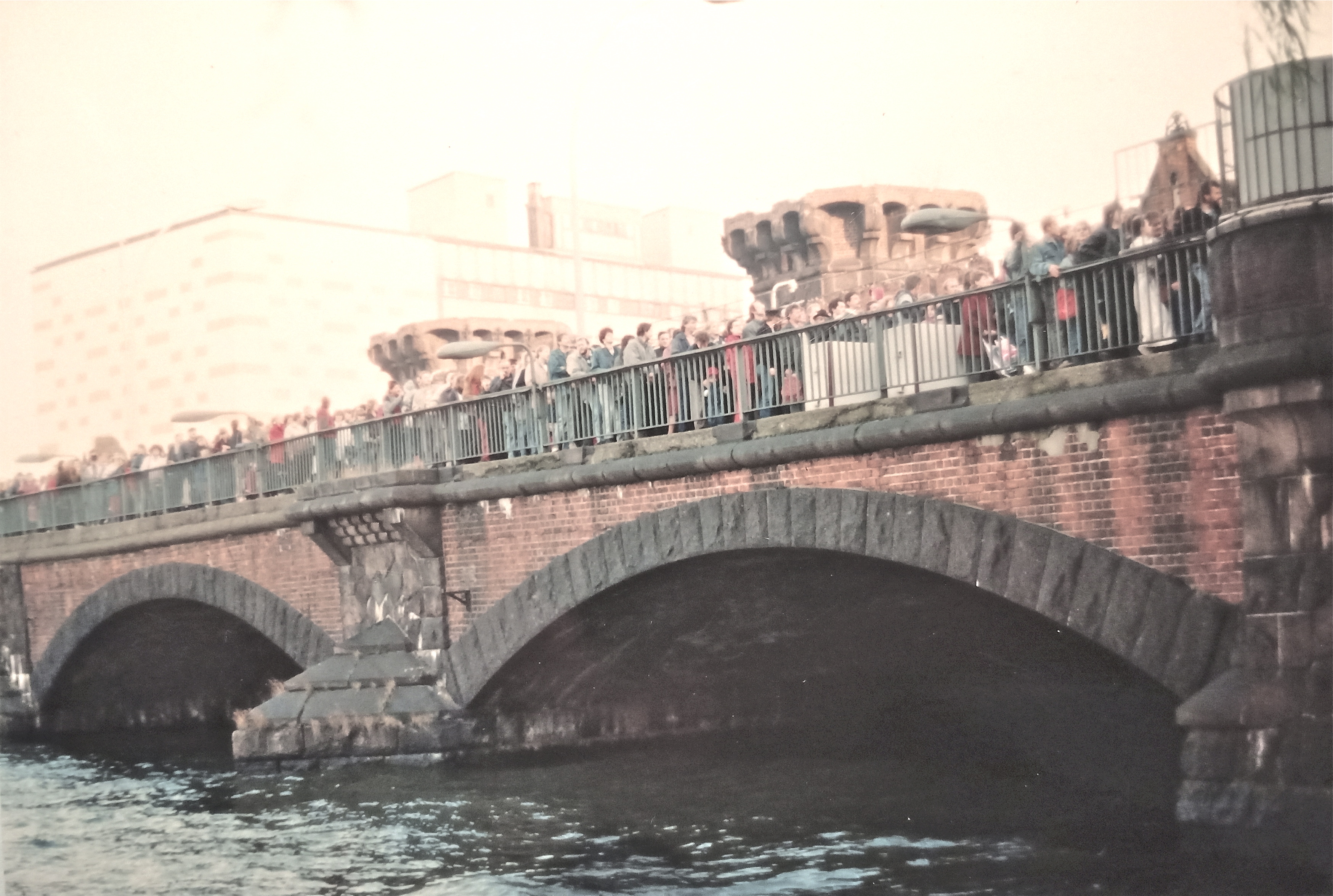 El Oberbaumbrücke, puente que unía los barrios de Friedrichshain y Kreuzberg, históricamente separados por el Muro. La foto fue tomada por Villanueva en noviembre de 1989