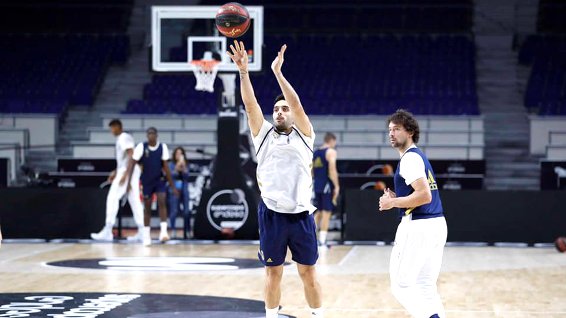 Un jugador del equipo de baloncesto del Real Madrid ha dado positivo por coronavirus.