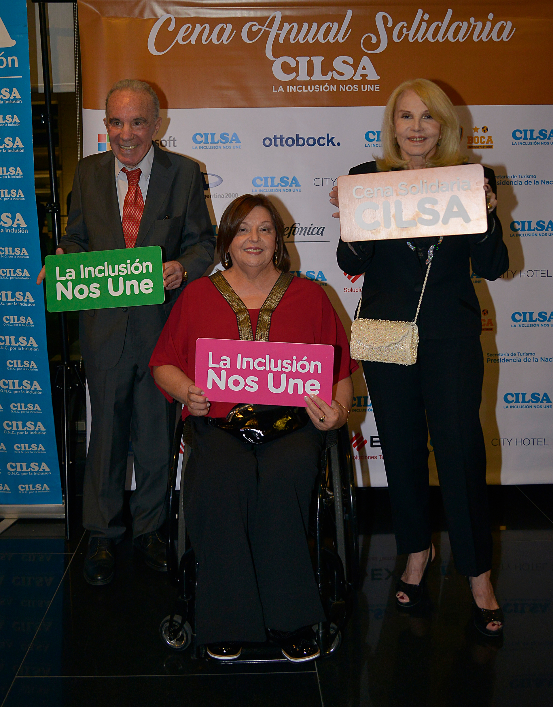 El Dr Alfredo Cahe y Cristina del Valle junto a Silvia Carranza
