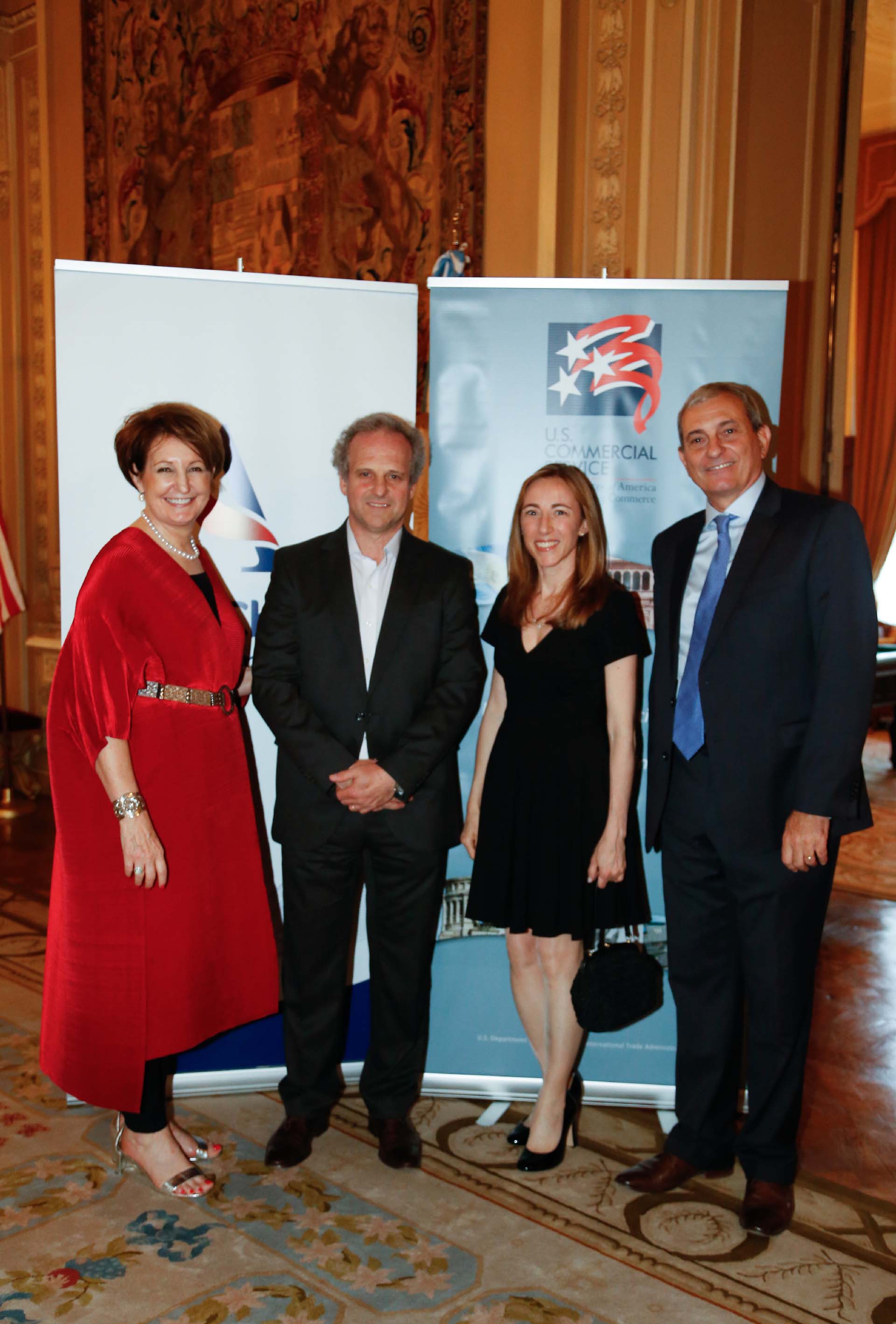 MaryKay Carlson, Roberto Alexander y Alejandro Díaz reciben a Paula Altavilla, directora para la Región Sur en Whirlpool Latin America