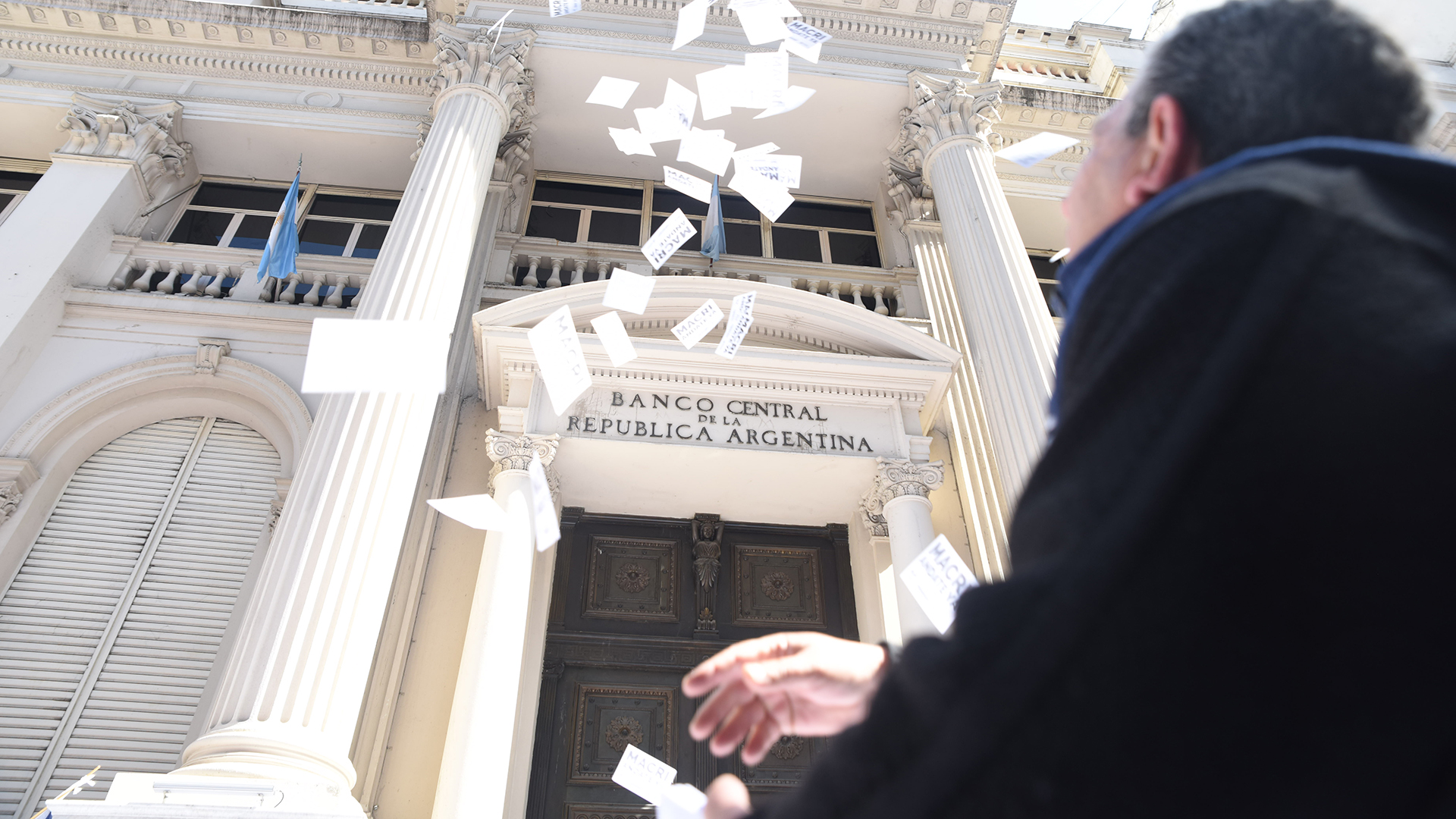 El exceso de emisión debilitó al extremo el poder de compra de los pesos (Franco Fafasuli)