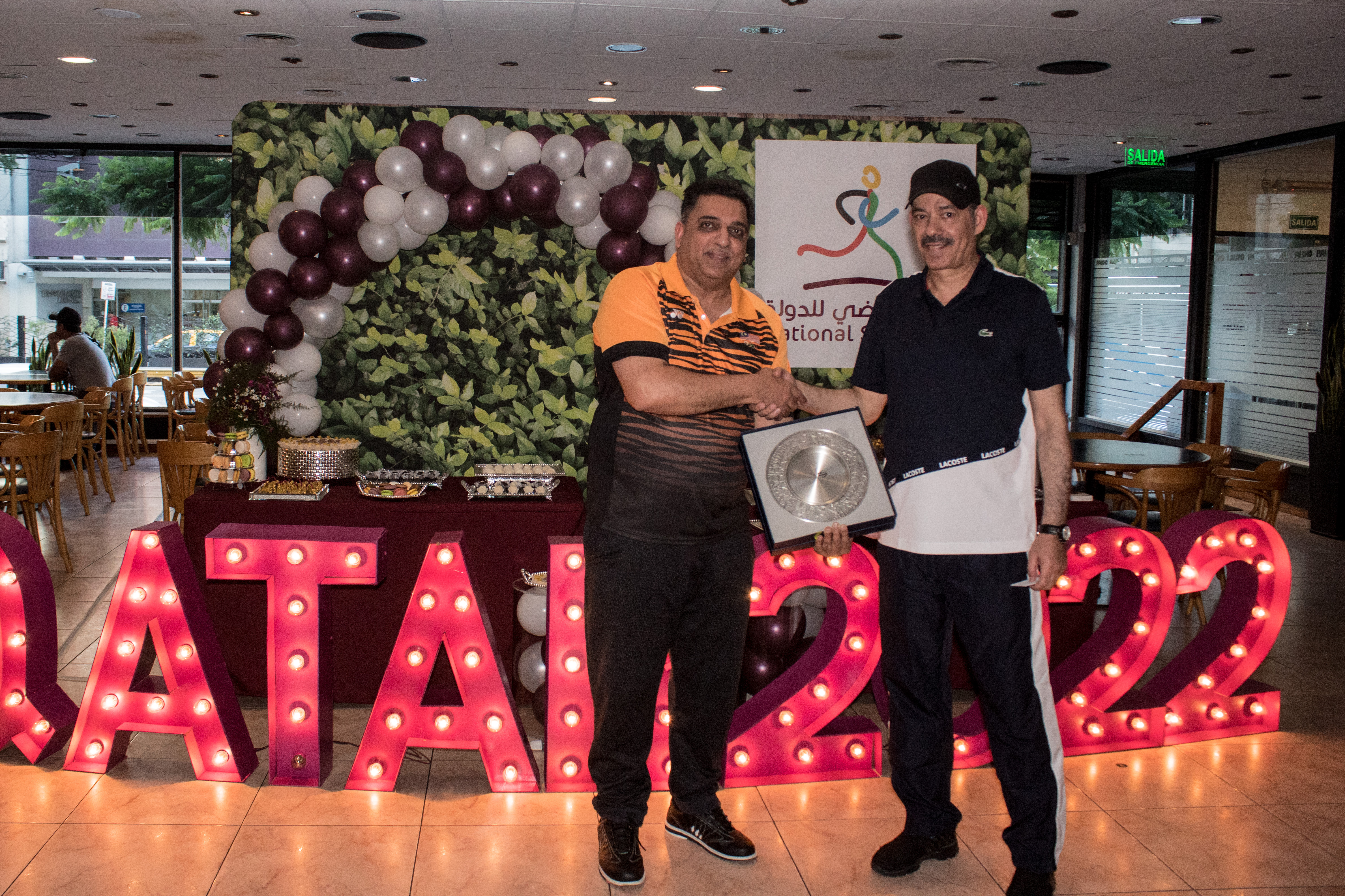 El embajador de Malasia, Mohd Khalid Abbasi Bin Abdul Razak, fue el ganador del torneo de bowling y recibió su premio de manos del embajador del Estado de Qatar, S.E. Battal M. Al Dosari /// Fotos: Gentileza embajada del Estado de Qatar en la Argentina