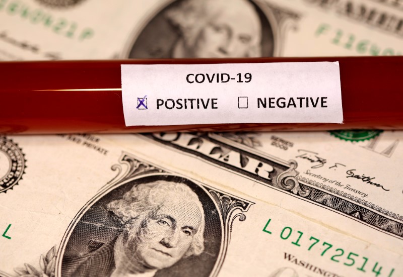 Ilustración fotográfica que muestra un billete de dólar junto a un tubo de muestra para detectar el coronavirus. 1 marzo 2020. REUTERS/Dado Ruvic