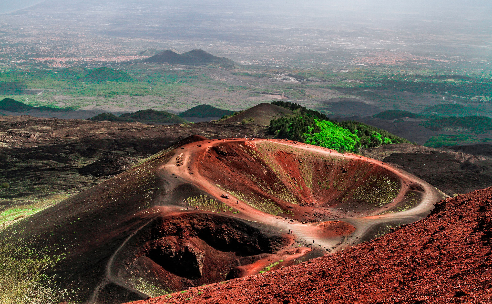 El Etna tiene 3322 metros de altitud, lo que lo convierte en el más alto de la placa Euroasiática. Su última erupción fue el 16 de marzo de 2017