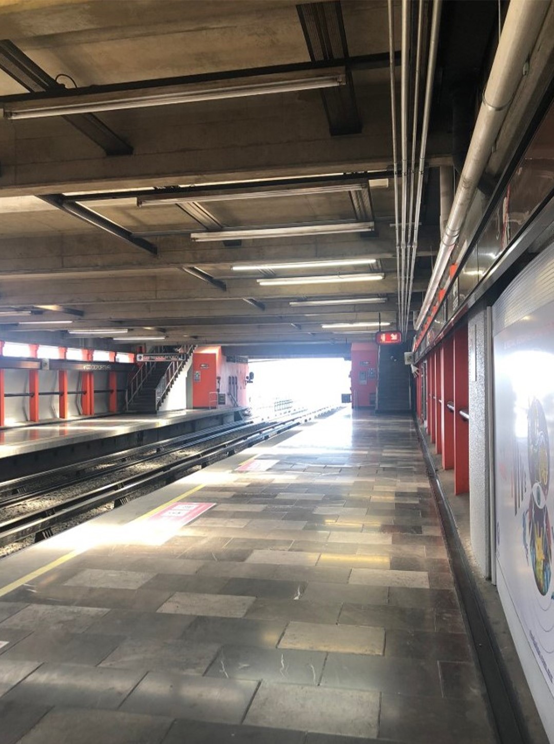 Las estaciones del metro lucieron vacías (Foto: Twitter@isma_merol)
