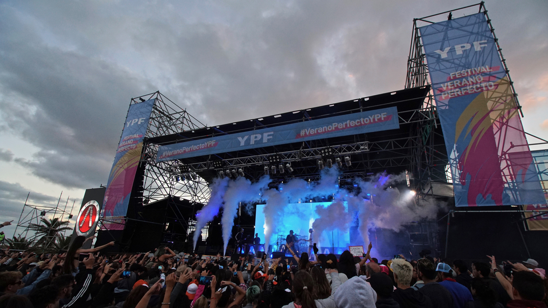 Más de 25 mil personas asistieron a las tres jornadas del festival YPF Verano Perfecto, en el que tocaron bandas como Babasónicos, Airbag y Los Cafres, entre otros.