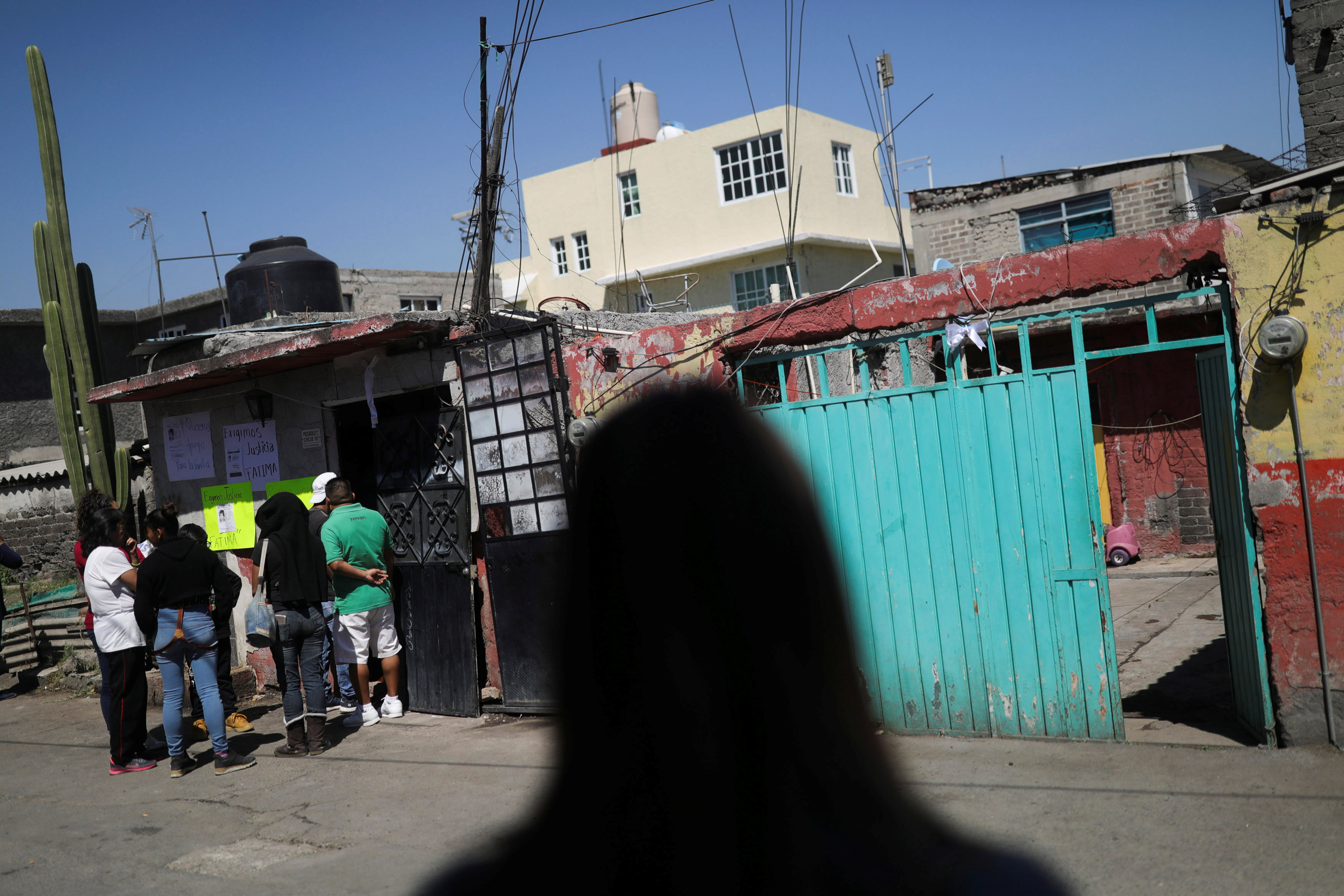 Vecinos empiezan a llegar a la casa de la menor donde será velada (Foto: Reuters/Edgard Garrido)