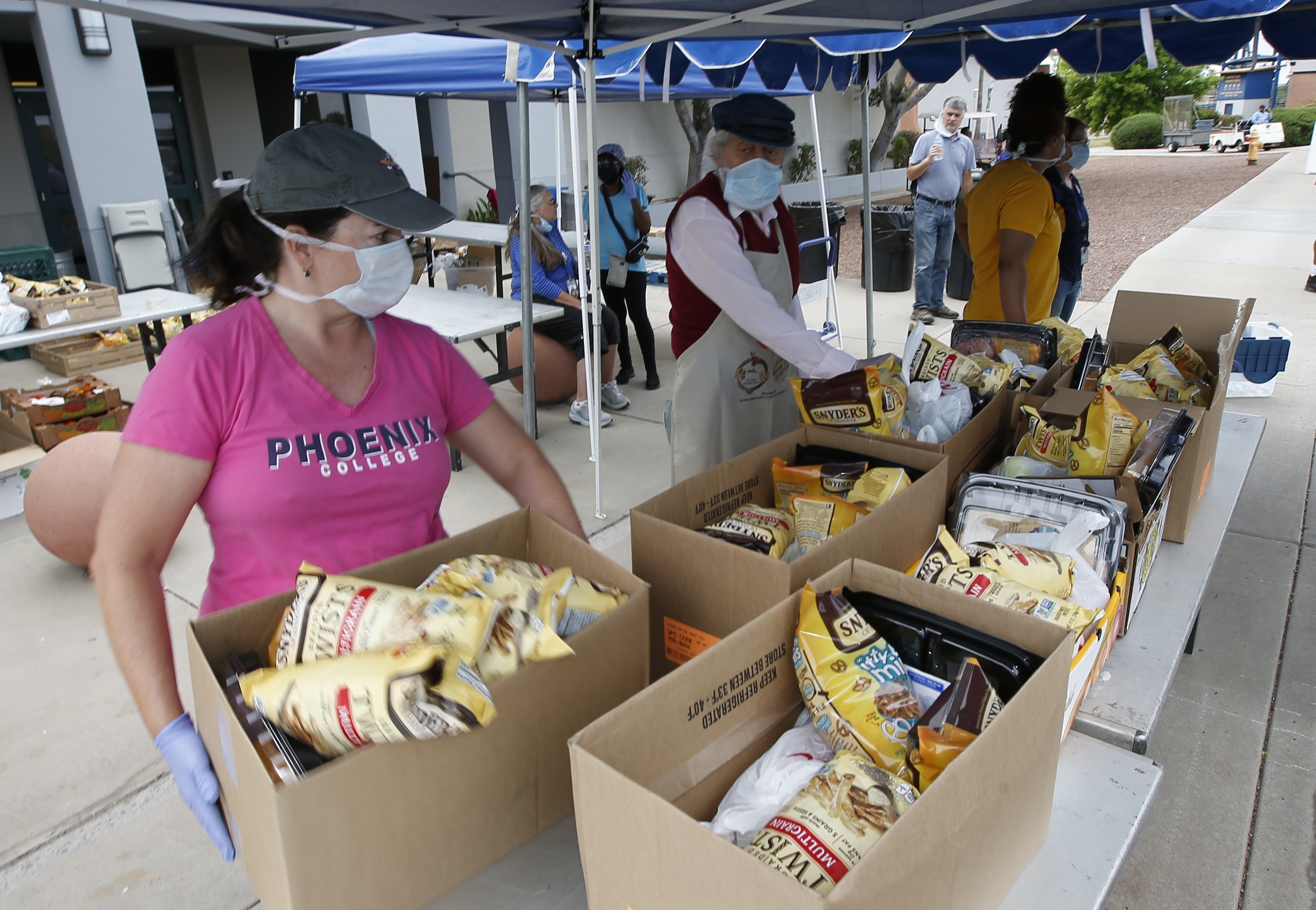 Eric Cooper teme que no se den abasto ante tanta demanda de alimentos (AP Photo/Ross D. Franklin)