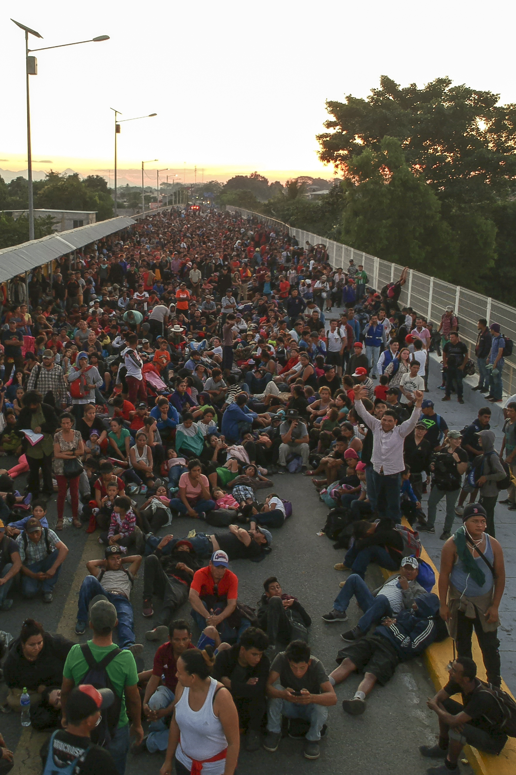 Integrantes de la caravana migrante en su mayoría hondureños a la espera de cruzar la frontera entre México y Honduras (Foto: Carlos Alonzo /AFP)