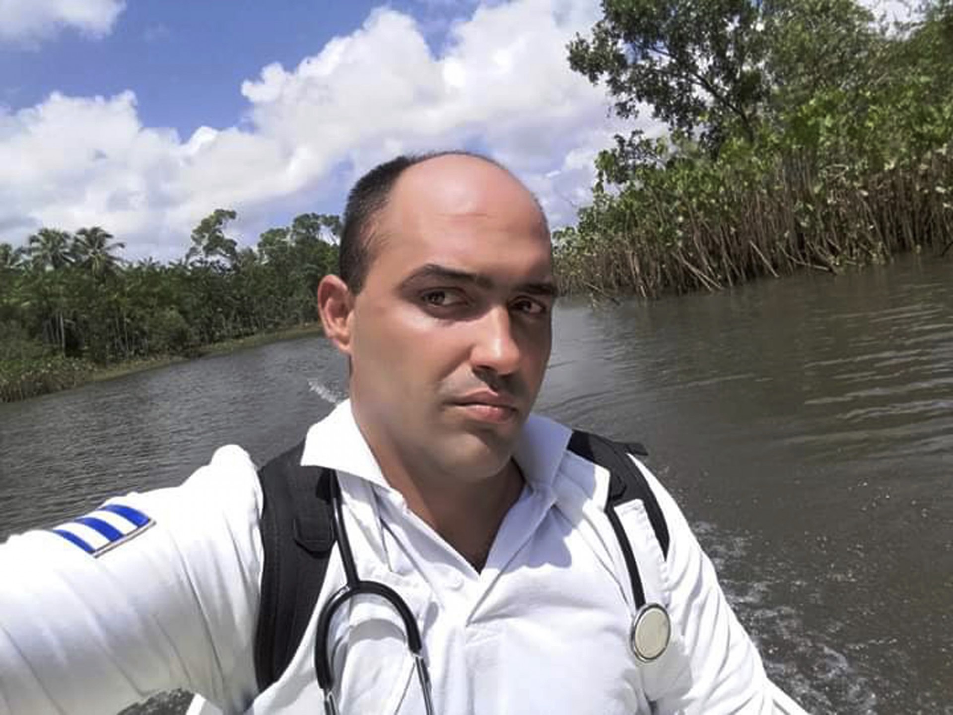 Esta foto sin fecha, cortesía del doctor Raymond García, lo muestra tomándose una selfie en el río Tijucuacuara en la isla de Marajo en el estado de Para, Brasil. García, quien se casó con una brasileña y tuvo un bebé, desertó después de que el régimen de Cuba anunció que retiraba a sus médicos del programa "Más médicos". (Doctor Raymond García vía AP)