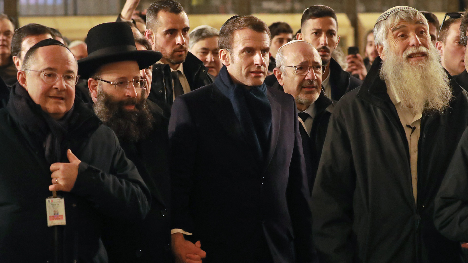 Rabbi Shmuel Rabinovitch (izq.) y el director general de la Fundación Heritage Mordechai Elias (der.) junto al presidente francés Emmanuel Macron (Photo by Ludovic MARIN / AFP)