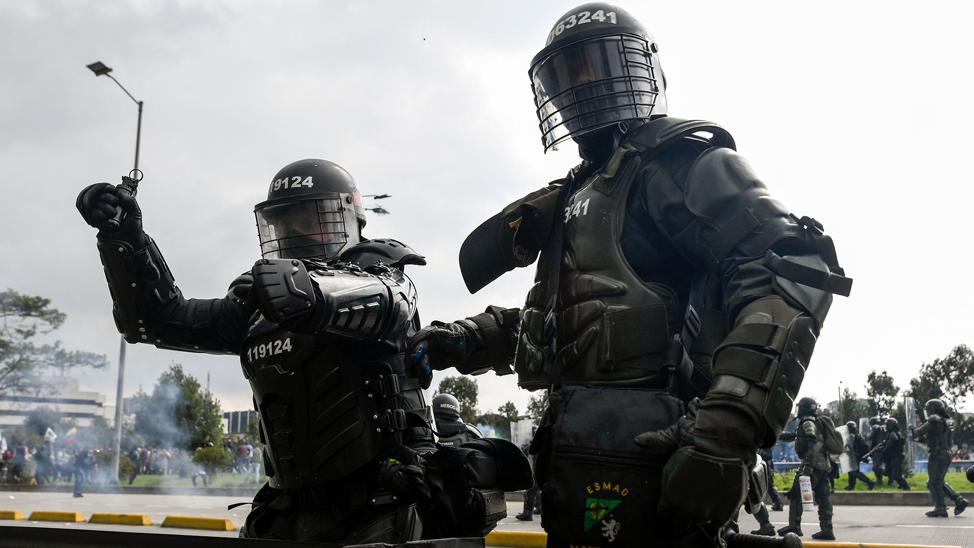 EDITORS NOTE: Graphic content / Riot police clash with demonstrators in Bogota, on November 21, 2019, during a nationwide strike called by students, unions and indigenous groups to protest against the government of Colombia's President Ivan Duque. (Photo by JUAN BARRETO / AFP)