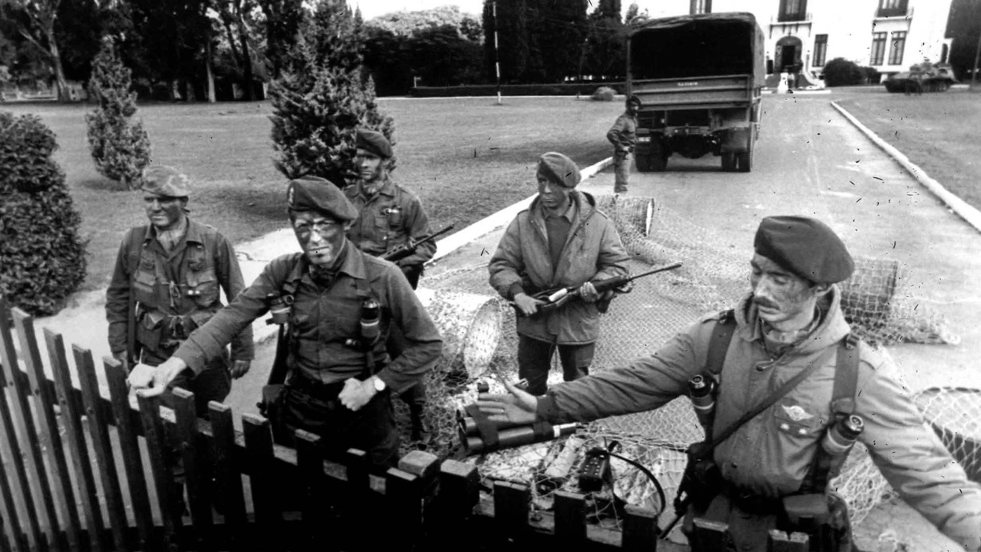 El 25 de noviembre de 1990 Seineldín ordenó poner en marcha el alzamiento, a través de una grabación que el capitán Gustavo Breide Obeid trajo desde el Sur. La decisión partió de un “Consejo Militar” (los Ancianos) integrado por oficiales retirados y civiles después de un “sesudo” análisis de un “Estado Mayor del Ejército Nacional” (NA)