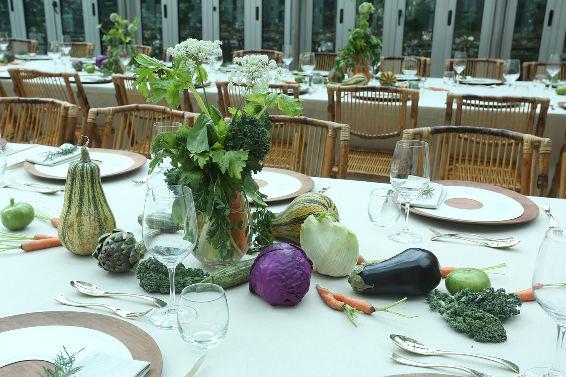 La mesa lista para un gran asado, en el lanzamiento de esta nueva línea de platos de diseño /// Fotos. Grupo MASS PR
