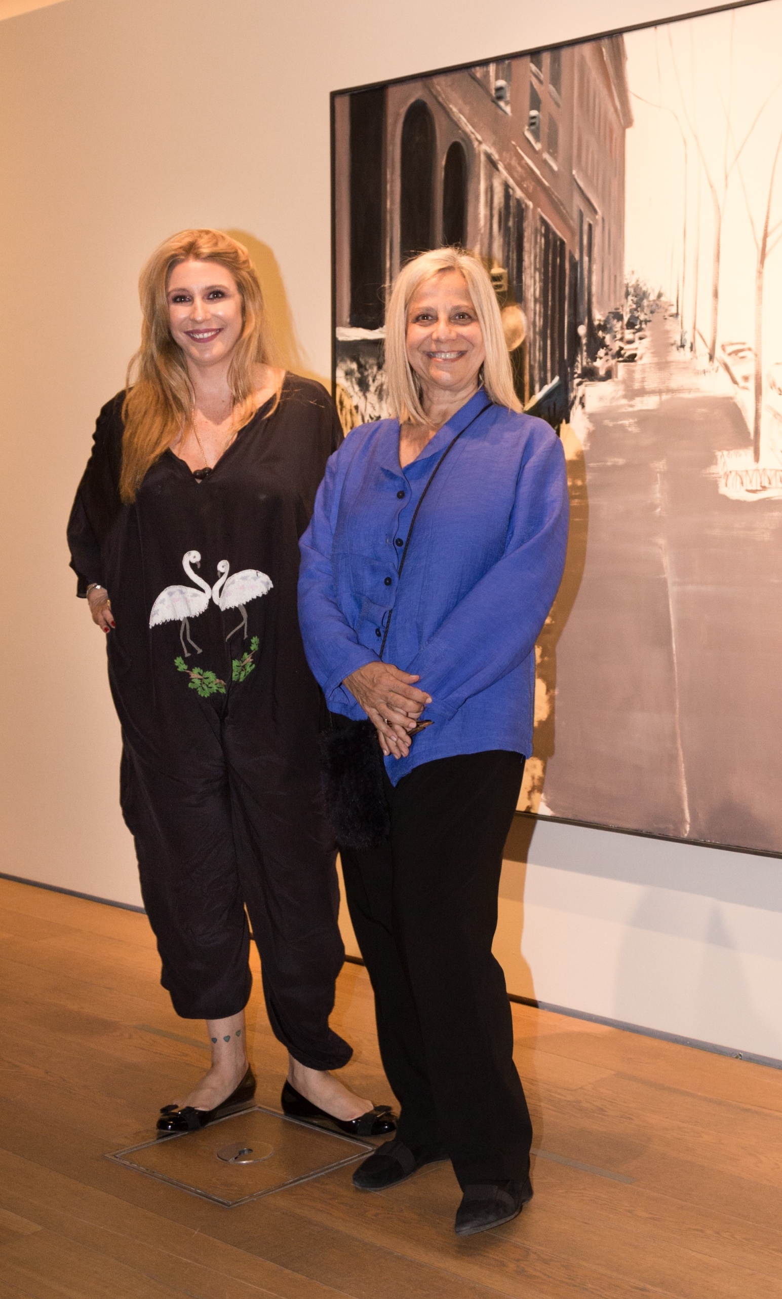 Amalia Amoedo junto a Marina Pellegrini, directora de la Galería Vasari, y última pareja de Rómulo Macció