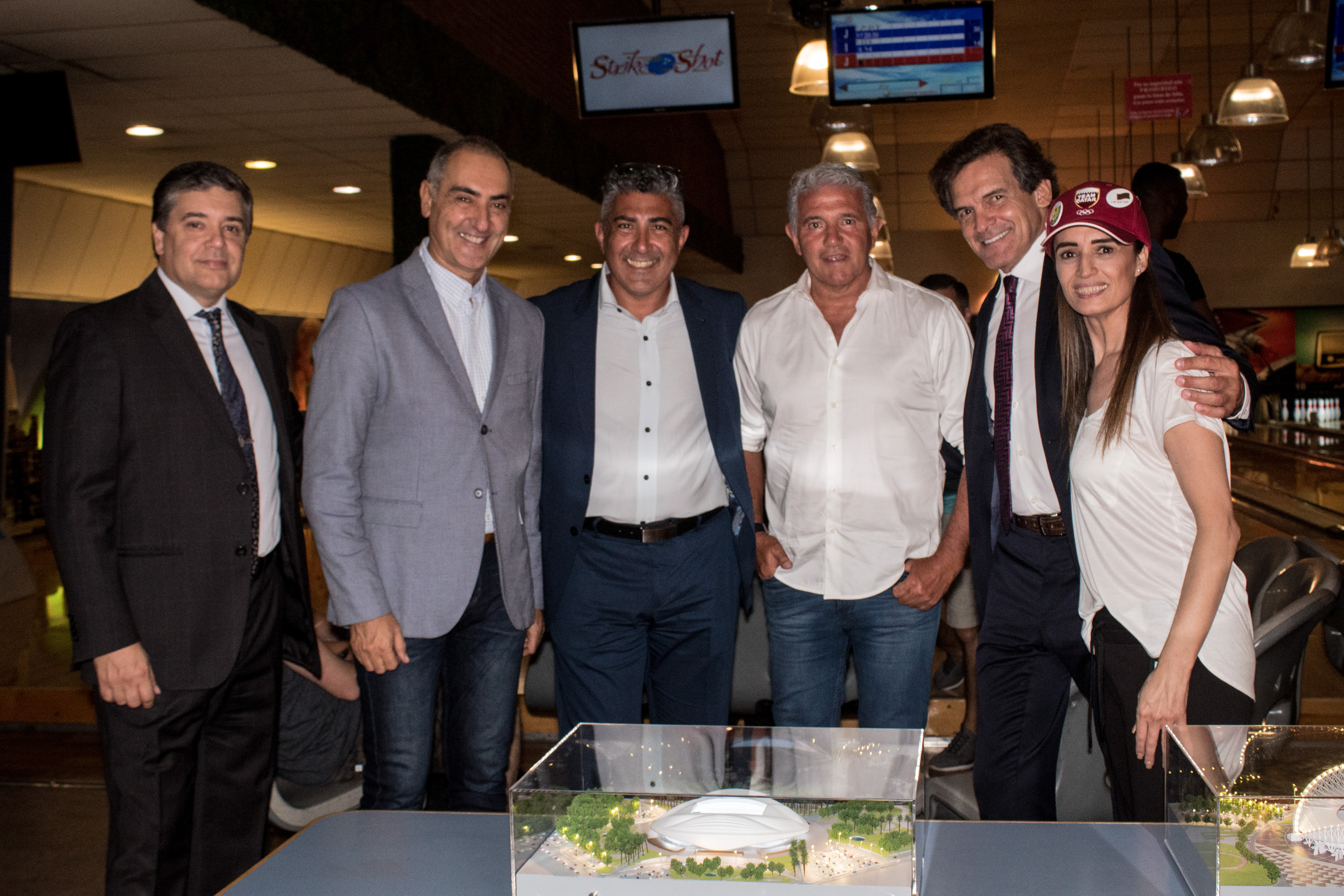 Al encuentro organizado por el embajador del Estado de Qatar asistieron también autoridades de la Policía Federal, Claudio Schiavoni, jefe de la División de Seguridad de Objetivos Diplomáticos; Alejandro Ñamandú, director de Seguridad Diplomática; Marcelo Sena, jefe del Departamento de Asuntos Exteriores; el ex futbolista Jorge Burruchaga; el periodista Claudio Rígoli, y Flavia Morandi, asistente personal del embajador de Qatar