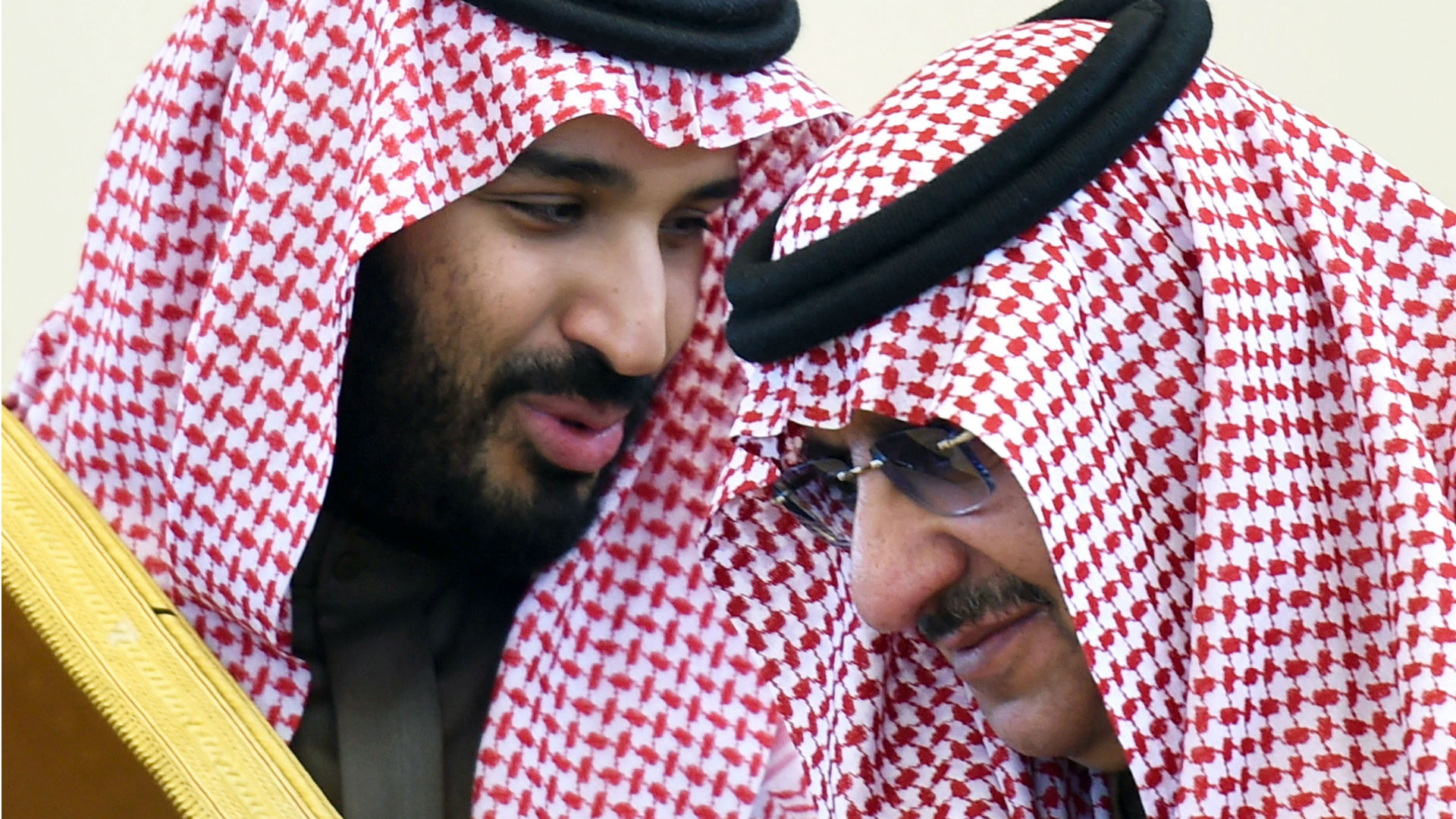 Mohamed bin Salman junto con el príncipe Mohammed bin Nayef durante una cumbre en Riad (AFP)