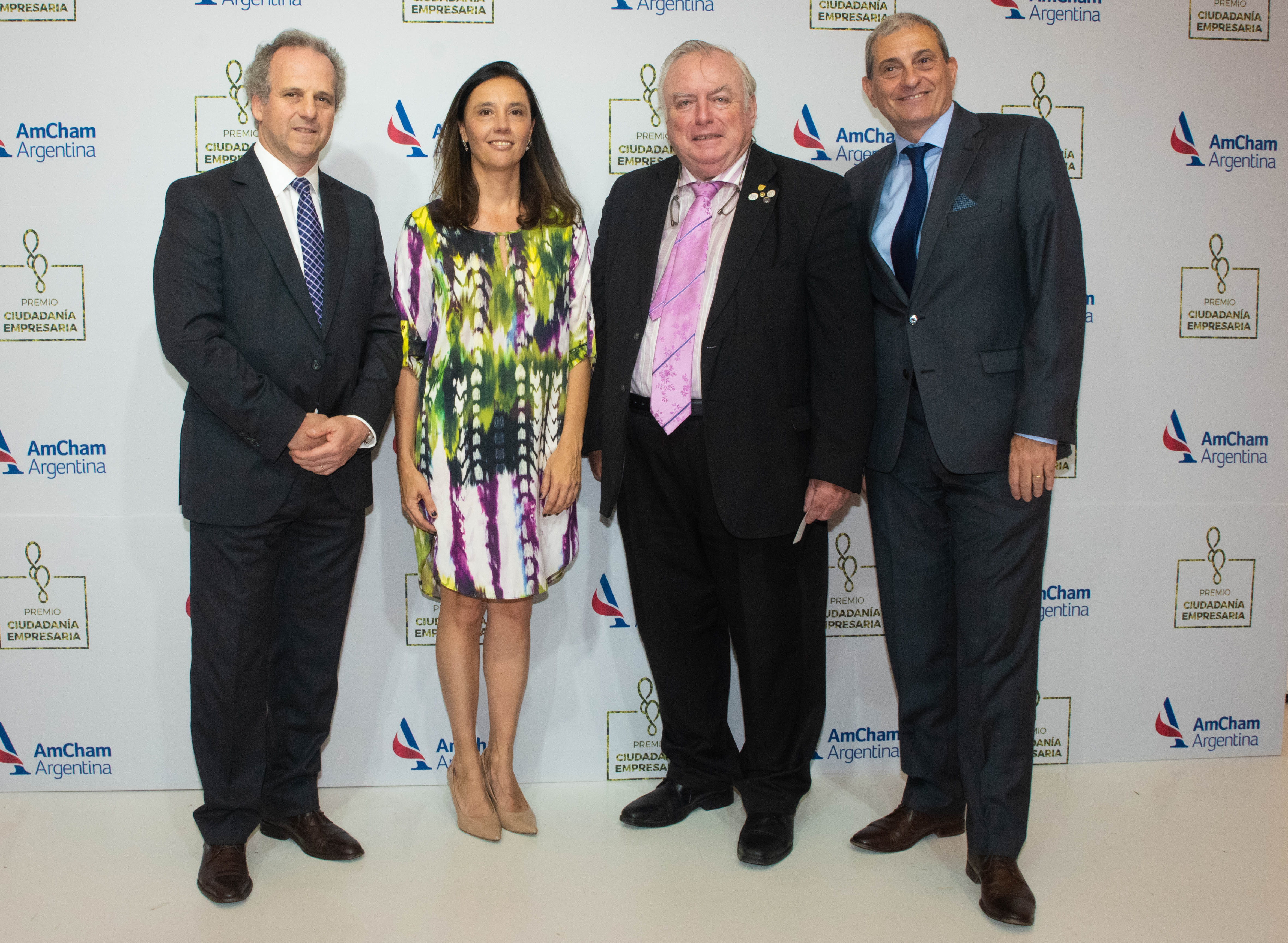 Roberto Alexander y Florencia Salvi junto a Julián de Diego, jurado del Premio Ciudadanía Empresaria, y Alejandro Díaz, CEO de AmCham. Desde su creación -ocurrida en 1999- y con el objetivo de consolidar un espacio de reconocimiento en materia de gestión sustentable, el Premio Ciudadanía Empresaria suma más de 1500 presentaciones, logrando un total de más de 100 reconocimientos a empresas de todo el país