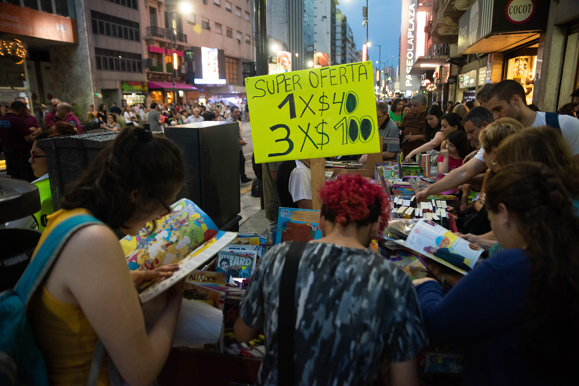 Uno de los locales a la calle que ofrecía libros con descuentos.