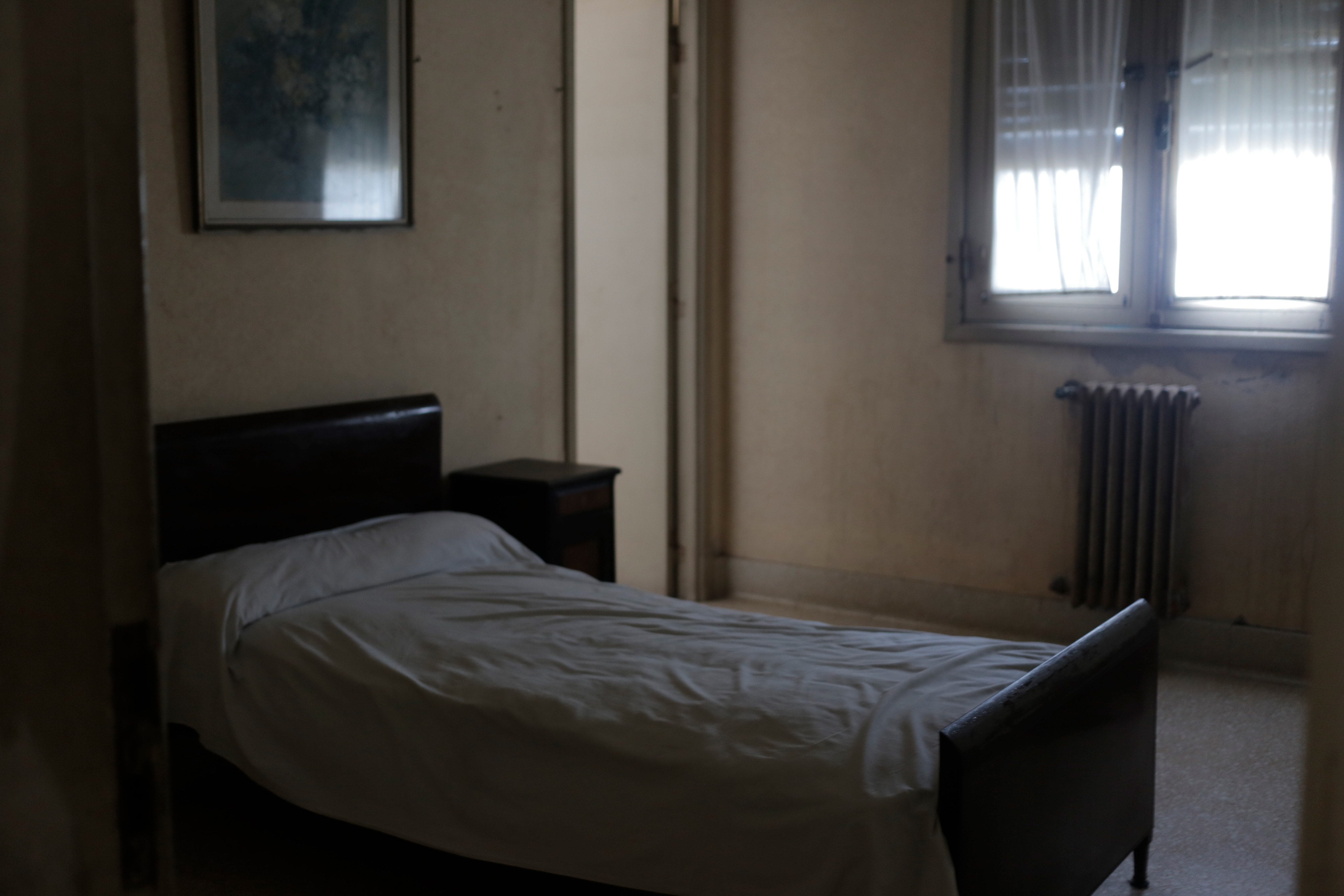 Después de la inundación, familias del pueblo, con permiso del municipio, fueron a vivir en el Viena. Ellos empezaron a contar historias espectrales: por las noches sentían pasos, ruidos de llaves, como si alguien estuviera haciendo una guardia. Y se paraban en la habitación 106, donde está el sector de clase media. Allí, hasta el presente, se la conoce como el “cuarto del fantasma”