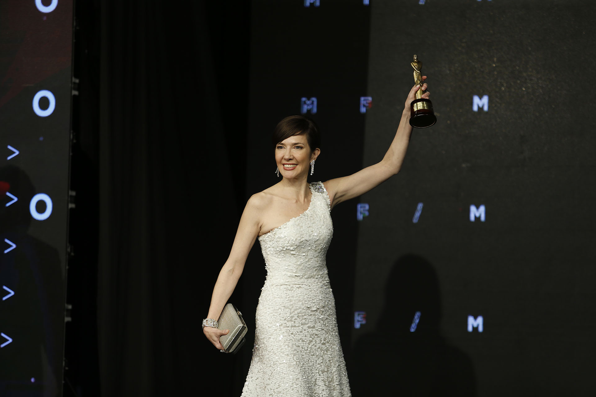 Cristina Pérez levanta la estatuilla. Su peinador de toda la vida, leo Cosenza, le hizo un peinado al estilo Audrey Hepburn. Los hermanos Iara, en tanto, realizaron para ella un vetido con un solo hombro íntegramente bordado en lentejuelas blancas. “Estoy destinada a lo clásico por personalidad, además de por trabajo. Incluso la literatura me gusta clásica. Es un estilo difícil de llevar”, aseguró la periodista, que siempre tuvo claro su look. “No tengo rollos, ni complejos. Cuando algo me gusta, me gusta. Sé lo que me queda bien”, agregó.