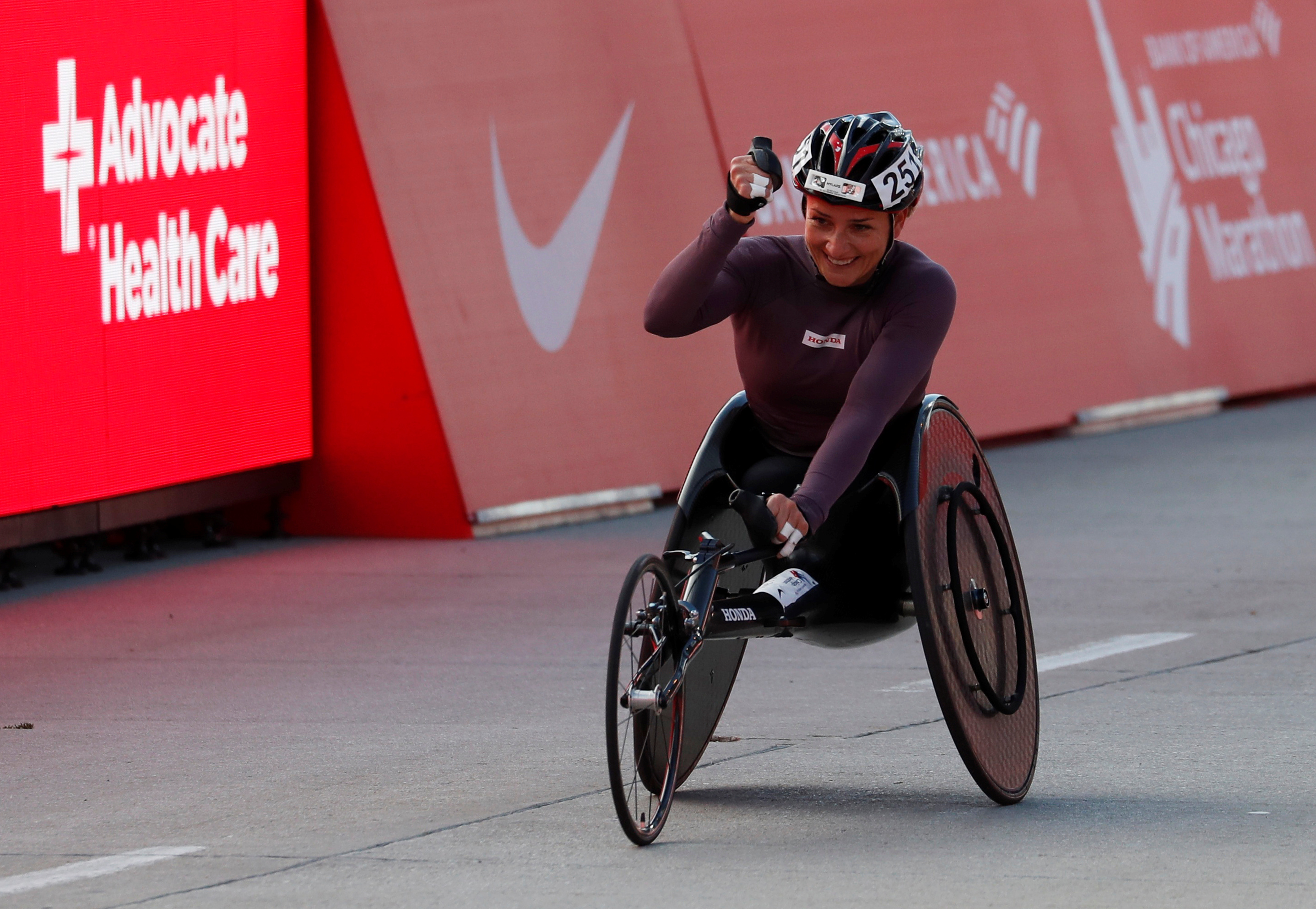 La suiza Manuela Schar ganó en la categoría sobre silla de ruedas femenina