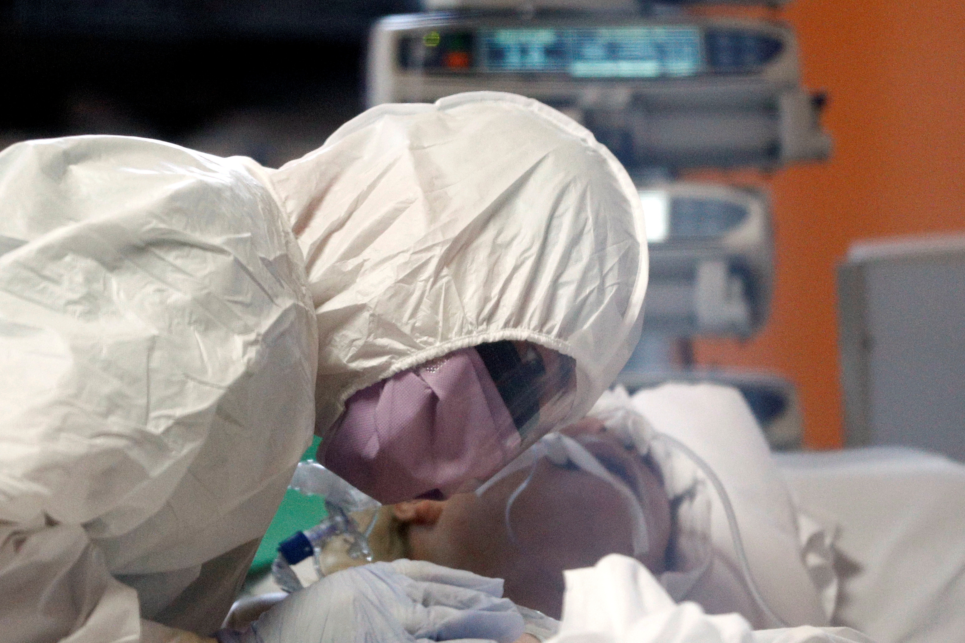Una médica atiende a un paciente en Roma, Italia (REUTERS/Guglielmo Mangiapane)