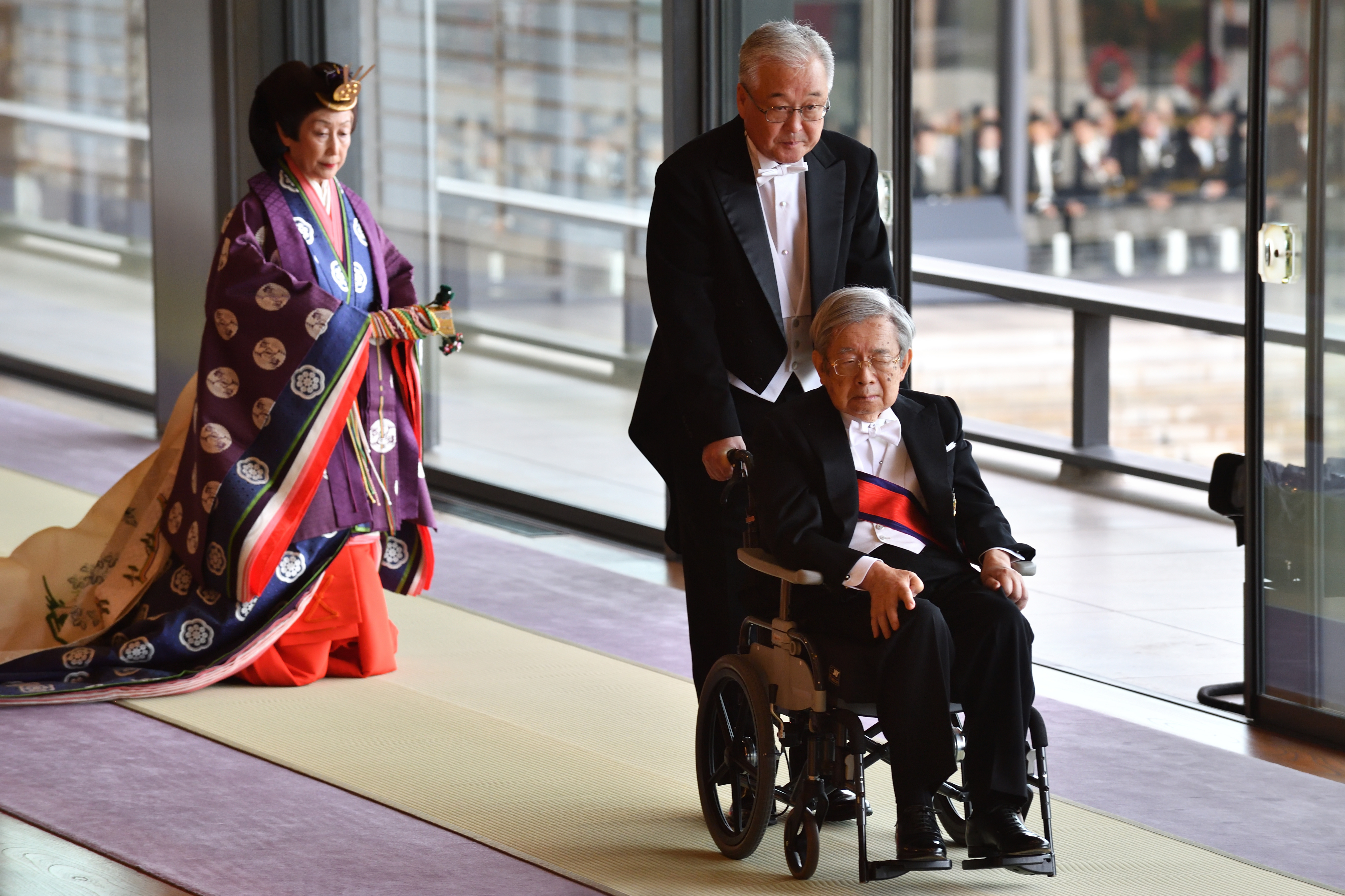 El Príncipe Hitachi de Japón se va al final de la ceremonia de entronización donde el Emperador Naruhito proclamó oficialmente su ascensión al Trono de Crisantemo en el Palacio Imperial de Tokio (AFP)