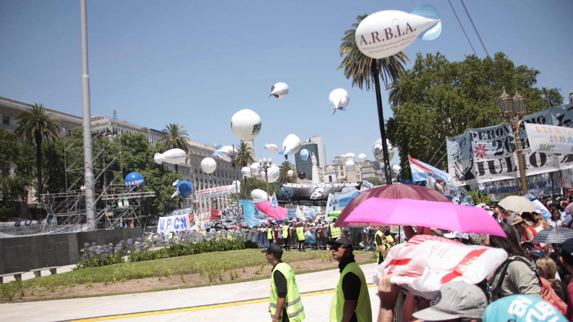 La militancia comenzó a copar la Plaza de Mayo