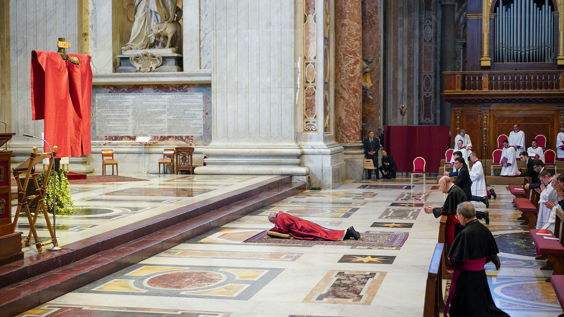 Misa por Viernes Santo en la Basílica de San Pedro. Durante el Vía Crucis, en la noche del viernes, el papa Francisco estará acompañado por un grupo de cinco detenidos de una prisión de Padua y por un grupo de cinco médicos y enfermeros del Vaticano. (Photo by Andrew Medichini / POOL / AFP)