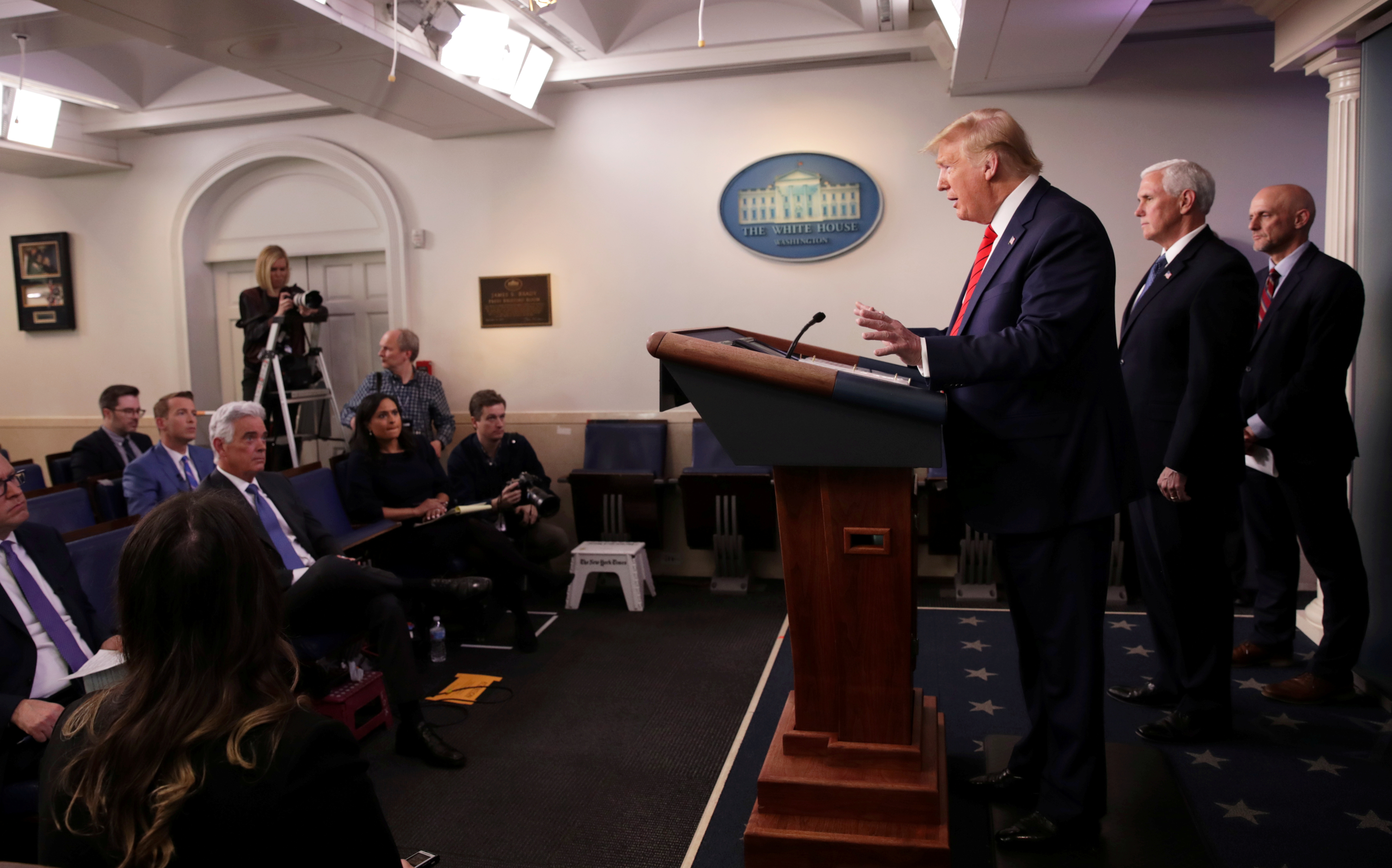 Trump respondió preguntas de los periodistas durante la rueda de prensa (REUTERS/Jonathan Ernst)