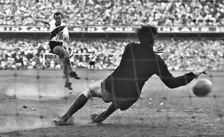 Antonio Roma ataja el penal de Delem