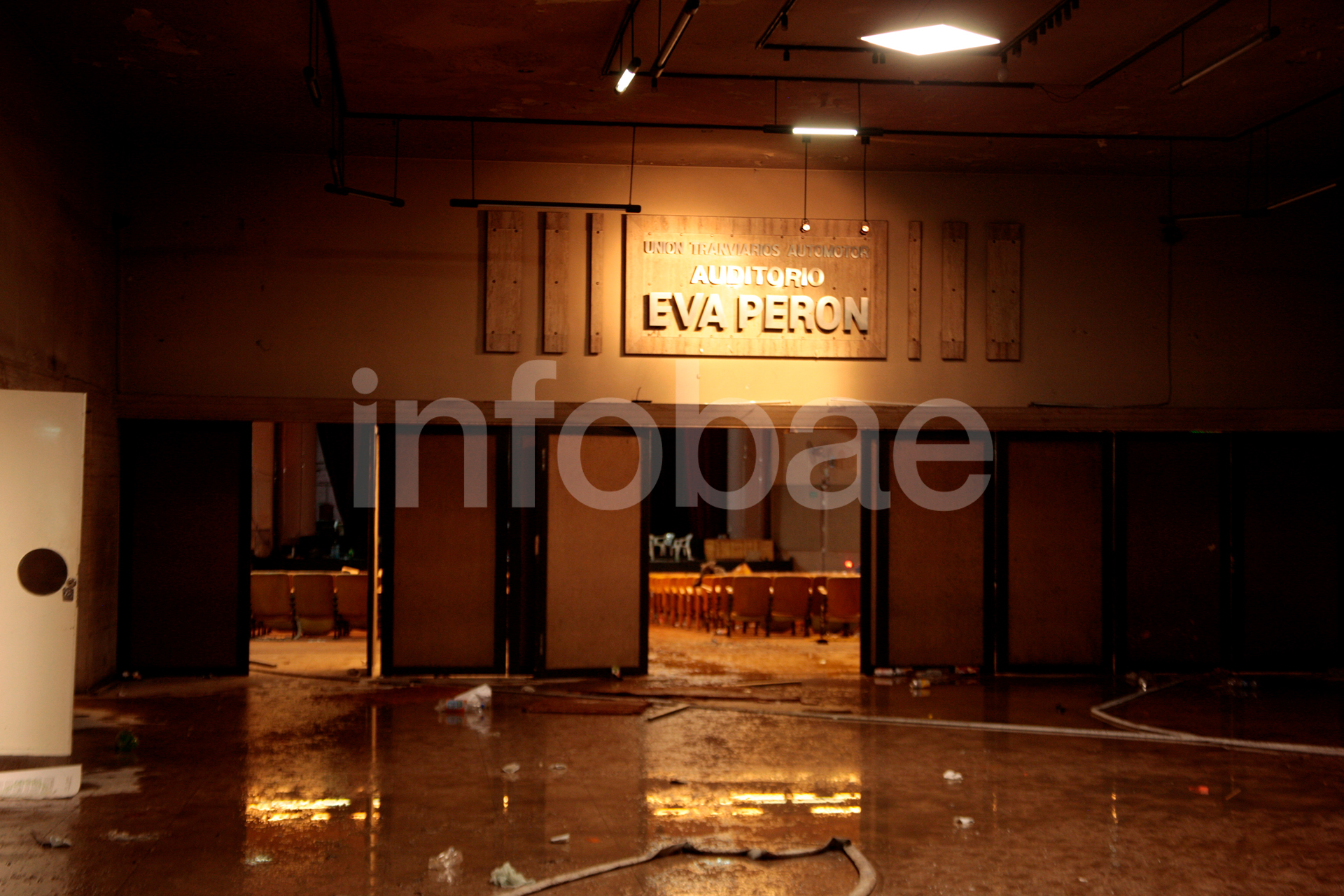 El ingreso al Auditorio Eva Perón fue vandalizado por gente que responde a Miguel Bustinduy, el líder disidente