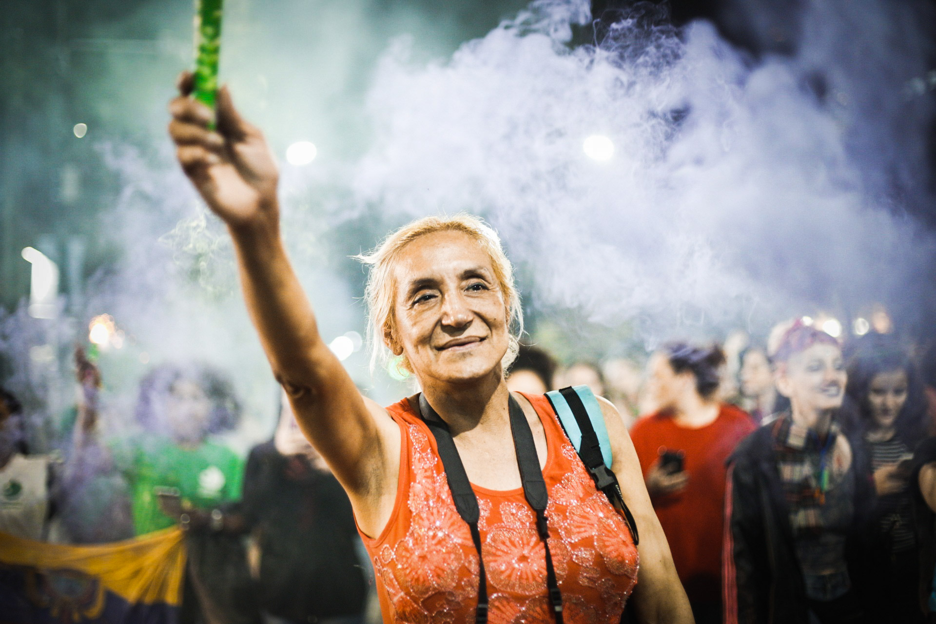 Las bengalas encendieron la noche en La Plata