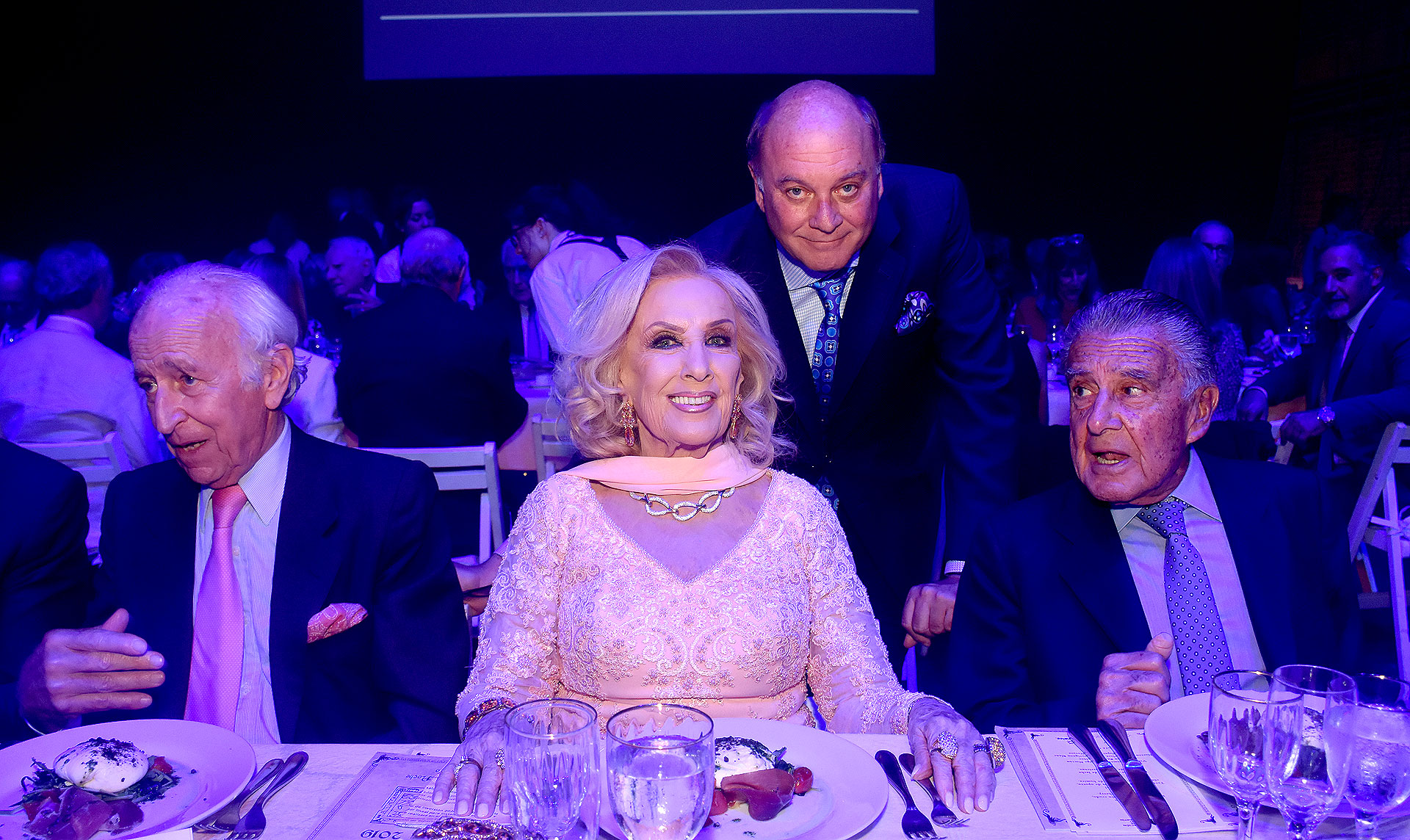 Mirtha Legrand junto a los empresarios Eduardo Eurnekian, Martín Cabrales y Santiago Soldati, en “Sueño de una noche de verano
