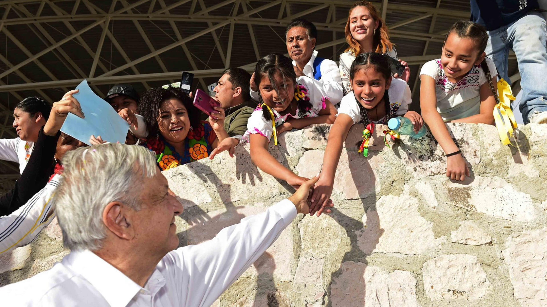 AMLO aseguró que, cuando pase la pandemia de coronavirus, convocará a los mexicanos a abrazarse en las plazas públicas del país (Foto: Cuartoscuro)