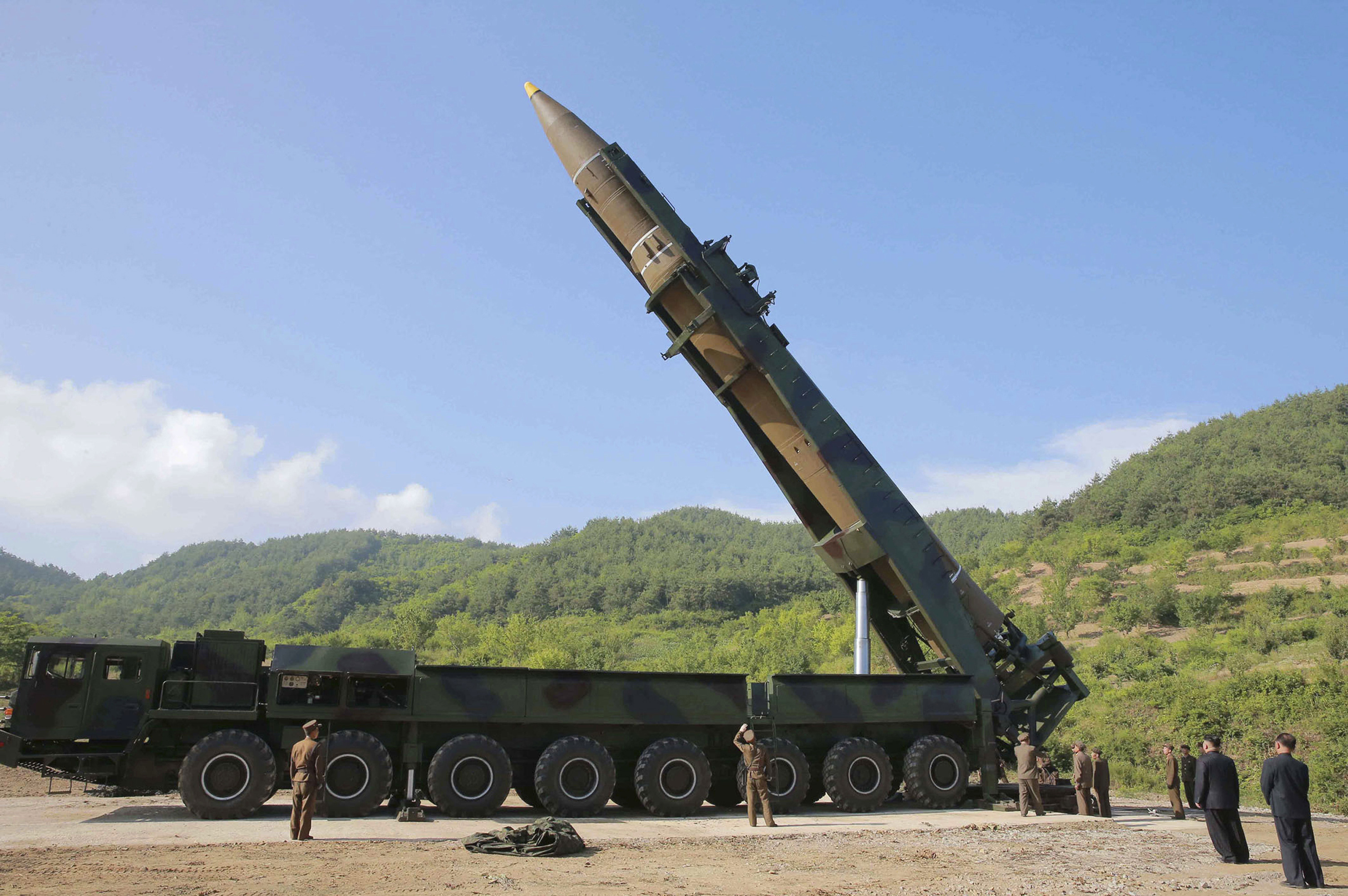 Un lanzador móvil, como los construidos en Pyongsong, armado con un misil balístico intercontinental Hwasong-14 (Korean Central News Agency/Korea News Service via AP)